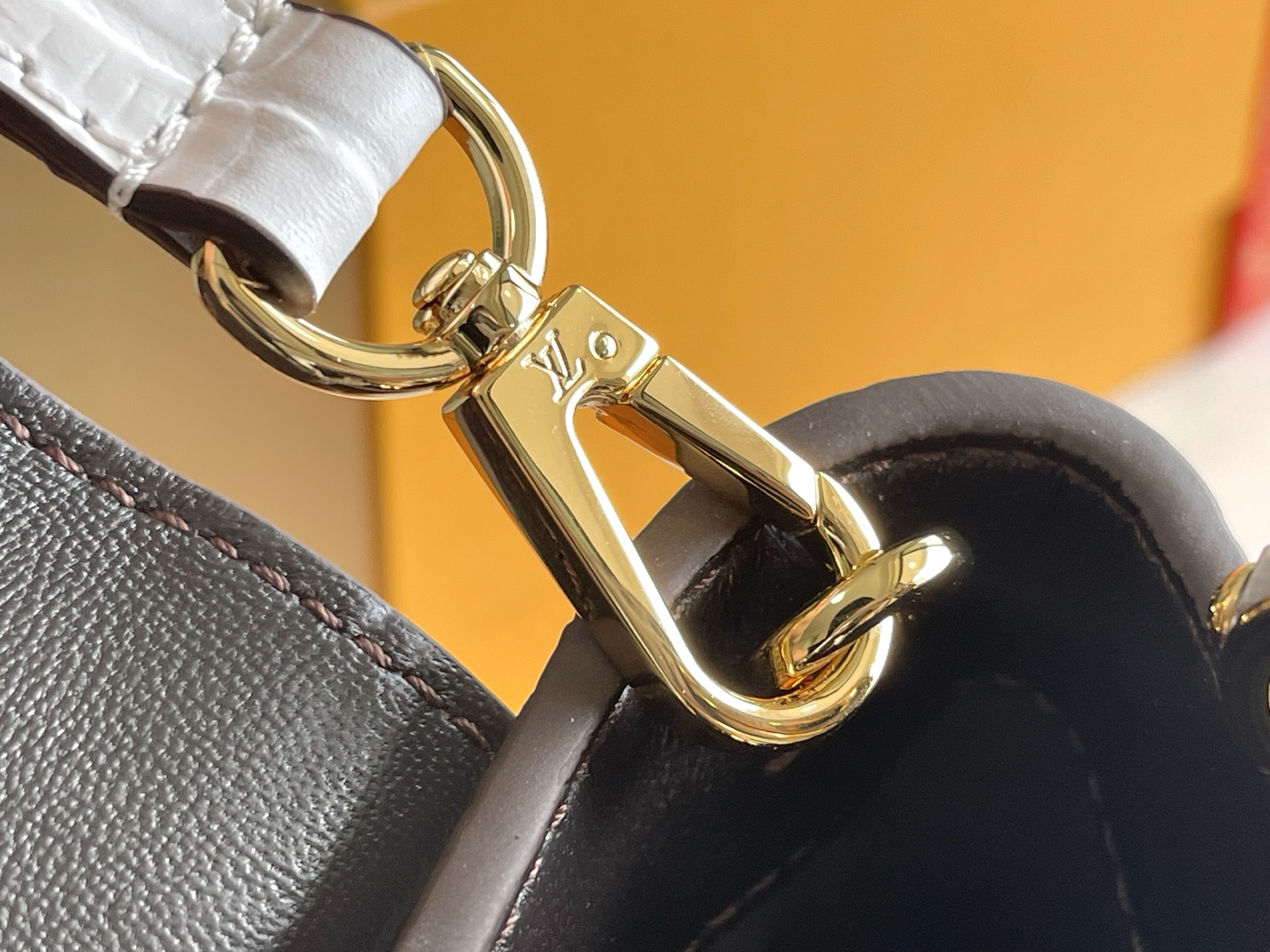 Louis Vuitton Capucines Mini Handbag in White Crocodile-Embossed Leather - Image 7