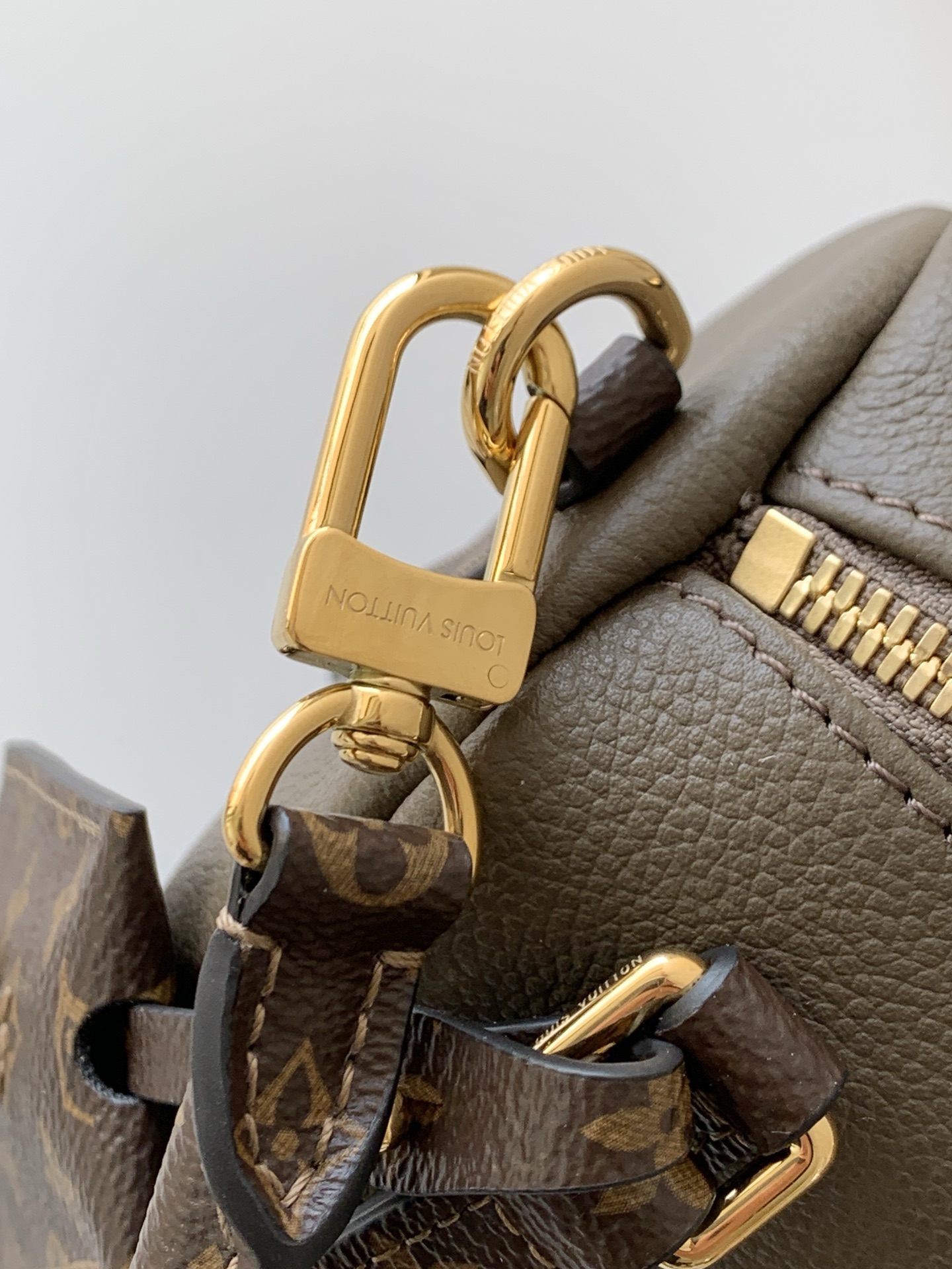 Louis Vuitton Express Small Handbag - Image 7