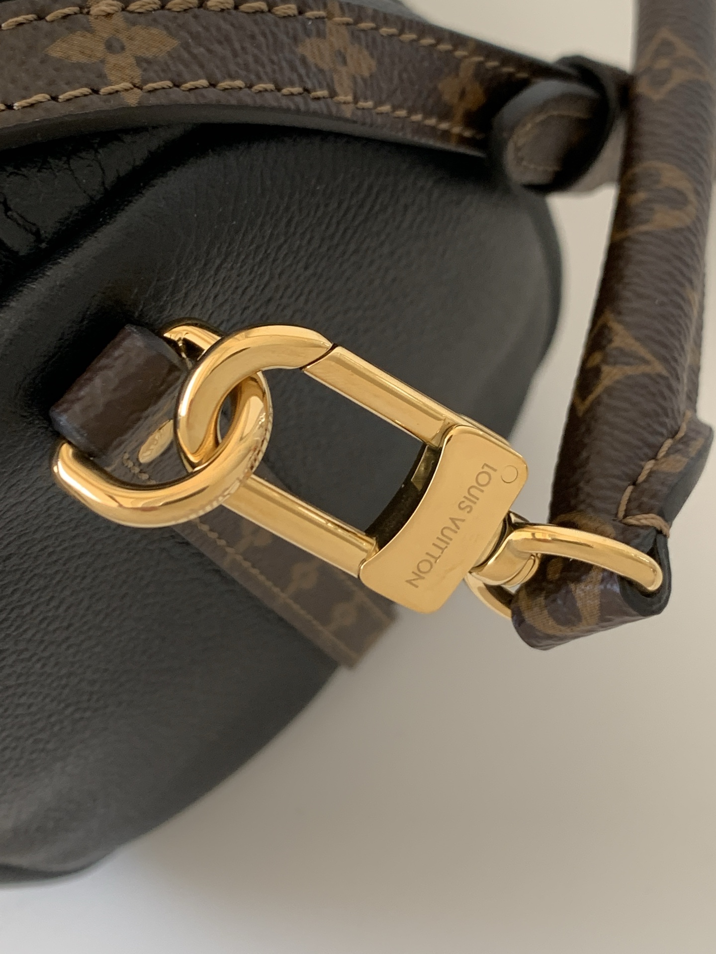 Louis Vuitton Express Small Handbag M26039 in Black Cowhide Leather - Image 7