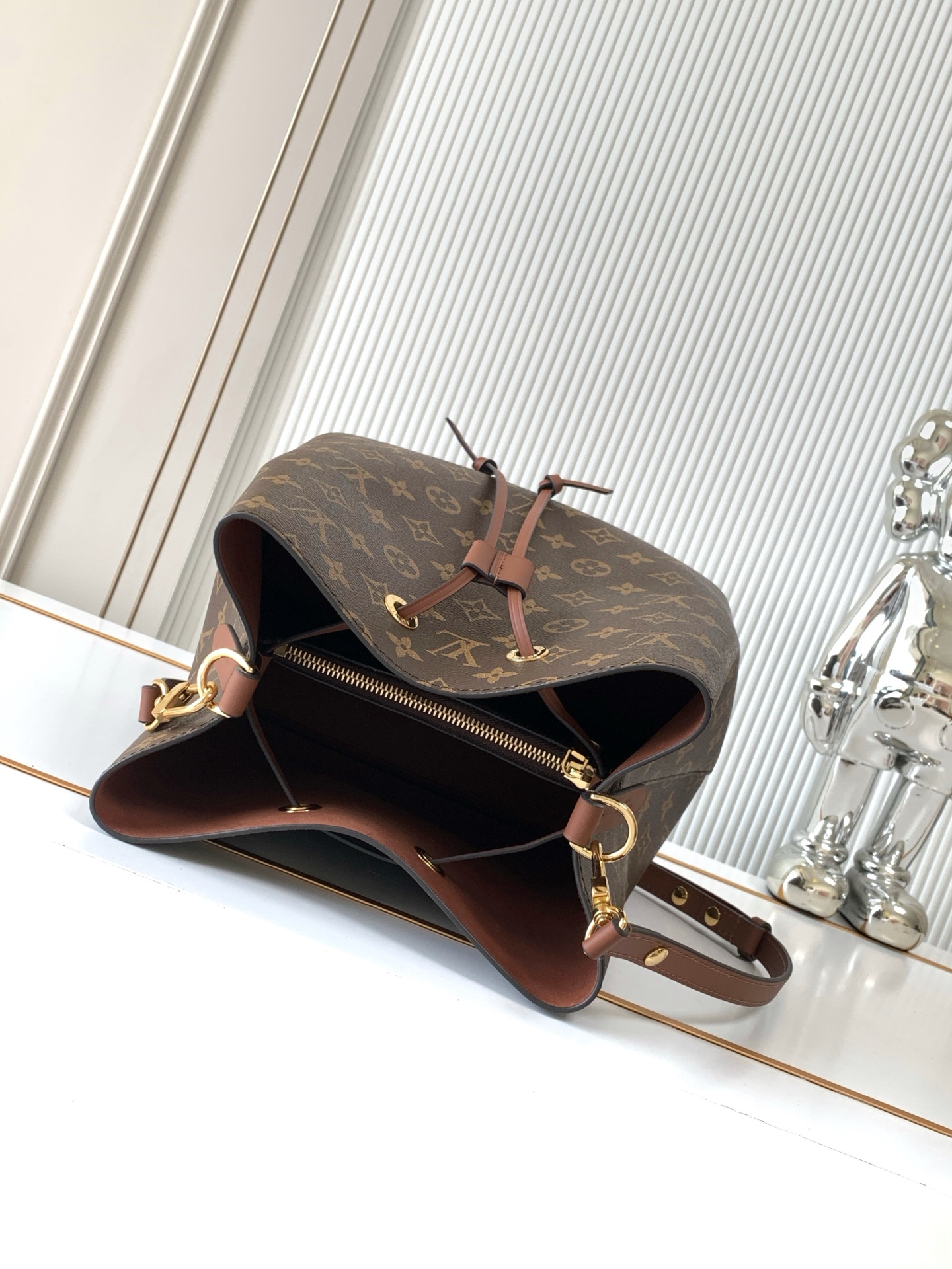 Louis Vuitton NéoNoé Bucket Bag in Monogram Canvas - Image 7