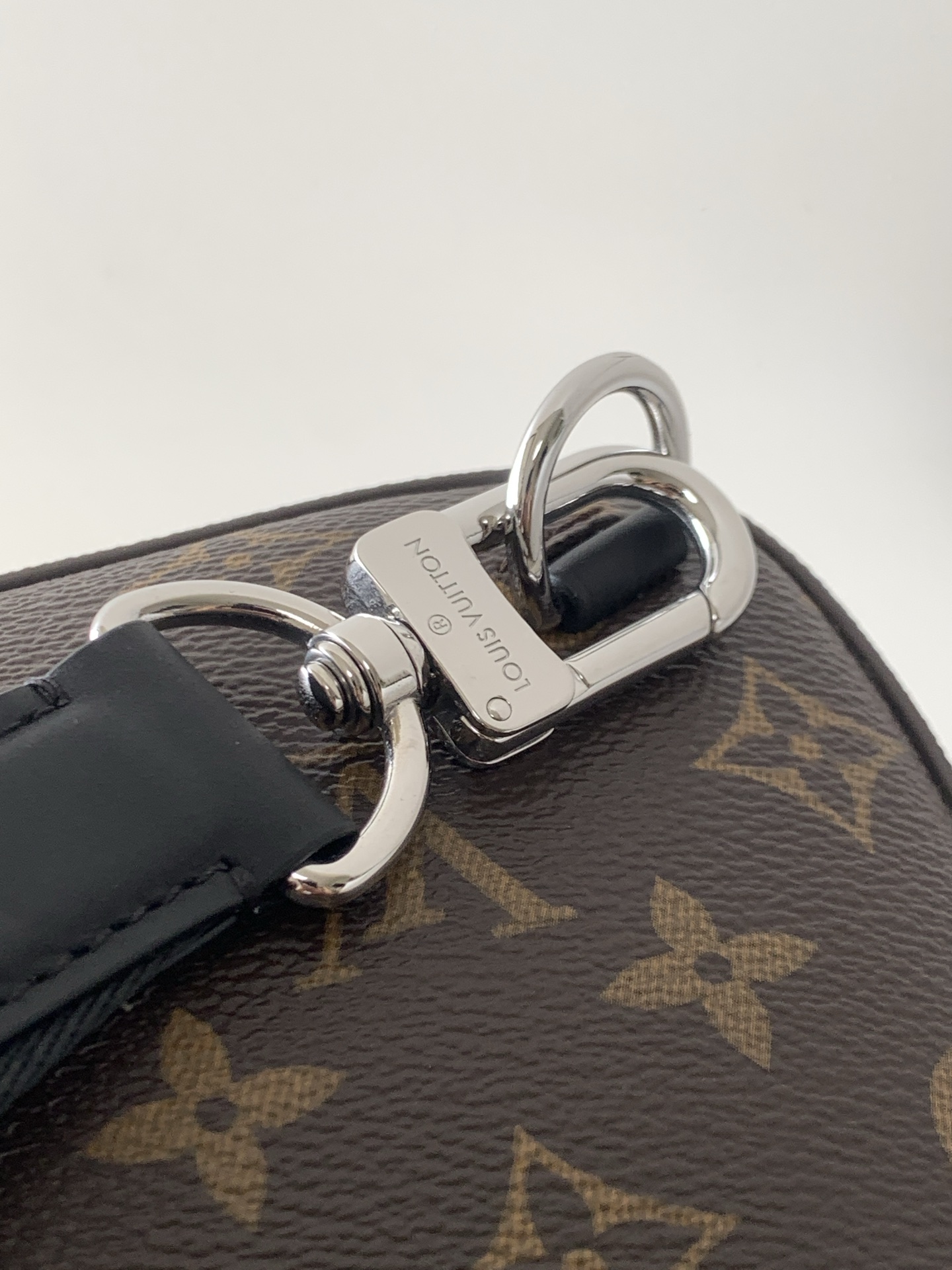 Avenue Shoulder Bag in Damier Graphite Canvas – M46327 - Image 7