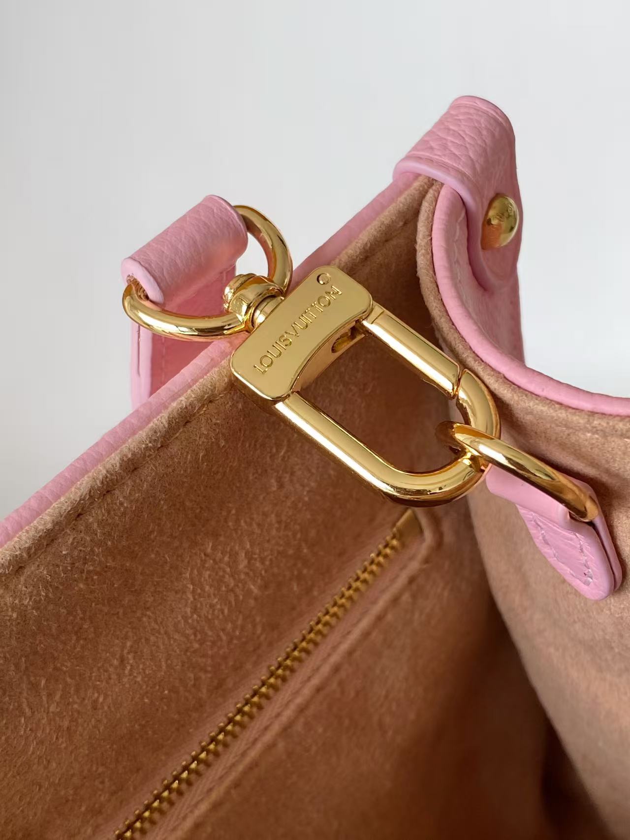 Louis Vuitton OnTheGo Tote in Monogram-Patterned Leather - Image 7