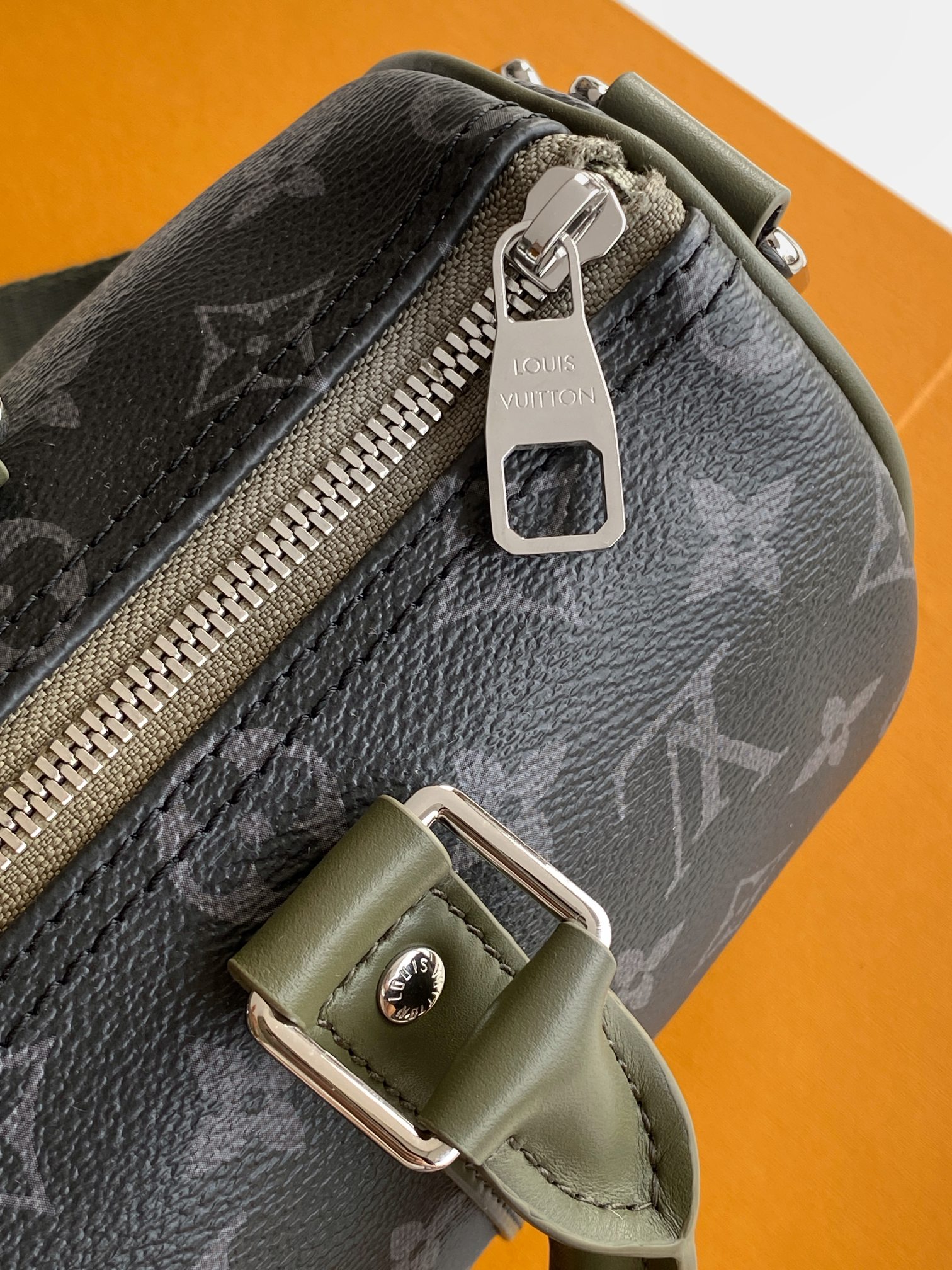 Louis Vuitton Keepall Bandouliere 25 Travel Bag in Monogram Surfin Canvas - Image 7