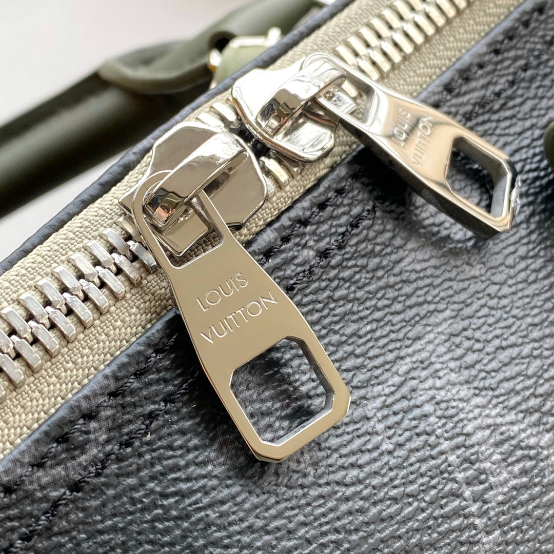 Louis Vuitton Keepall Bandoulière 35 Travel Bag in Monogram Eclipse Canvas - Image 7