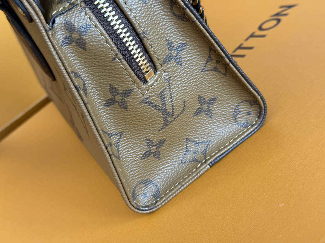 Louis Vuitton OnTheGo East West Handbag in Monogram Giant Canvas - Image 7