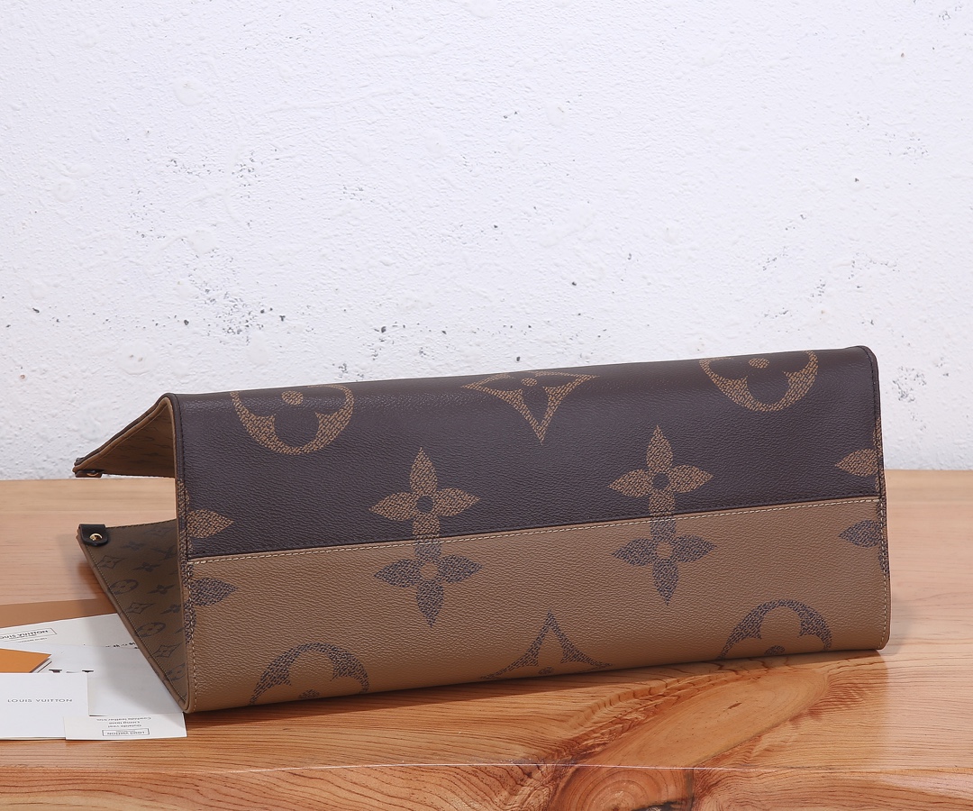 Louis Vuitton Onthego Tote Bag in Monogram Giant Canvas - Image 7