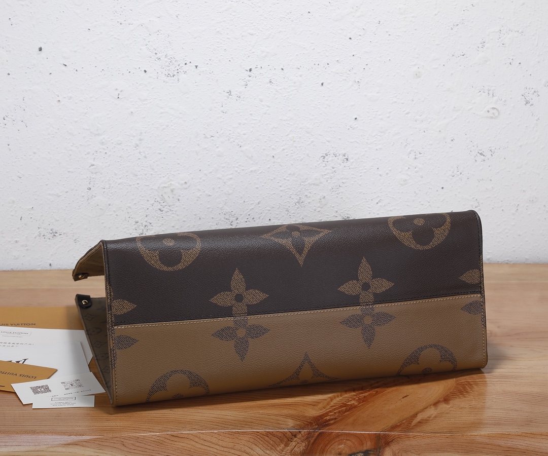 Louis Vuitton Onthego Tote Bag in Monogram Giant Canvas - Image 7