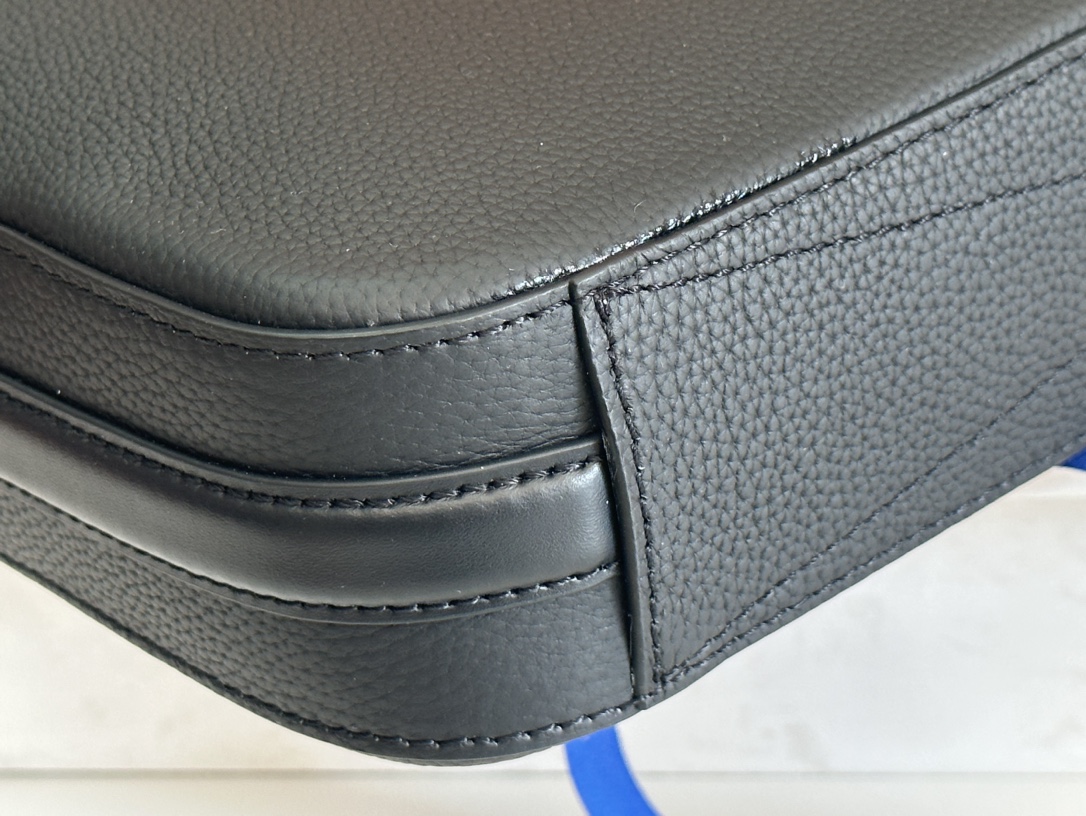 Louis Vuitton LV Aerogram Pilot Briefcase in Cowhide Leather - Image 7