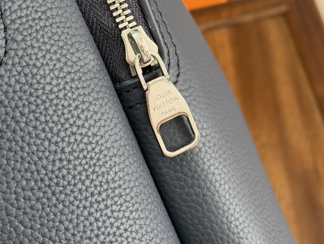 Louis Vuitton Discovery Work Briefcase M26022 - Image 7
