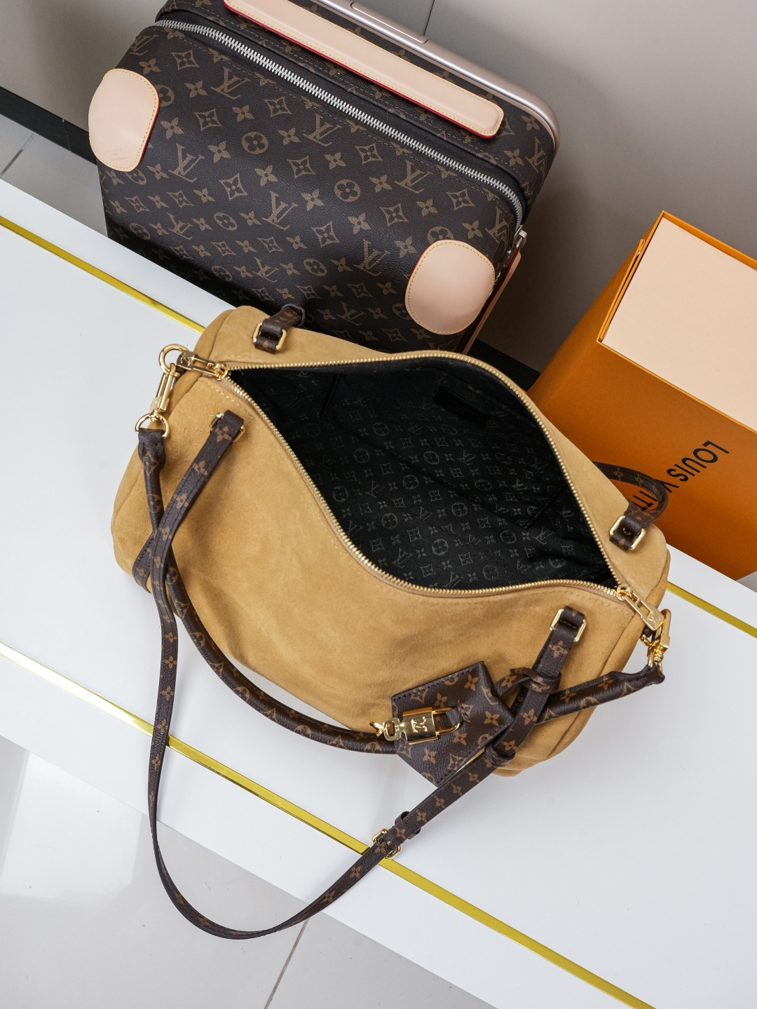 Louis Vuitton Express Medium Handbag - Image 7