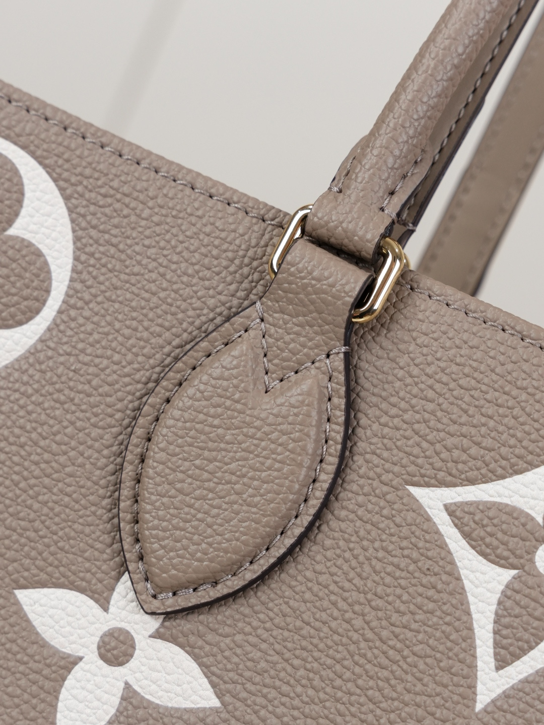 OnTheGo MM Tote Bag in Medium Monogram Grained Leather - Image 7