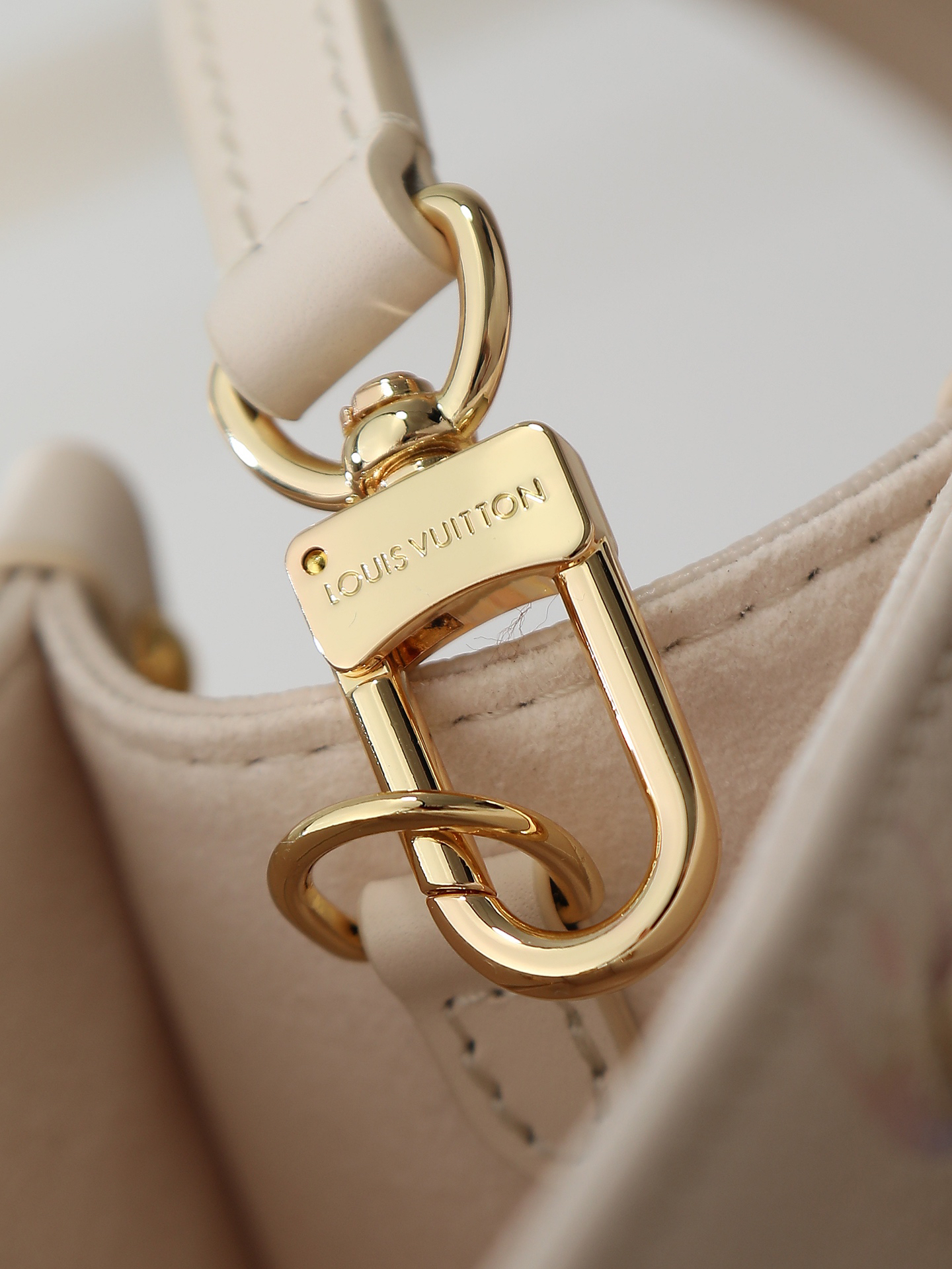 Louis Vuitton OnTheGo Small Handbag in Cream Gradient Monogram Empreinte Leather - Image 7