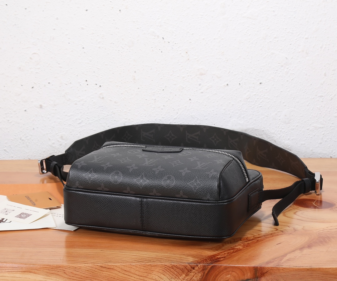 Louis Vuitton Taiga Outdoor Messenger Bag M30233 - Image 7