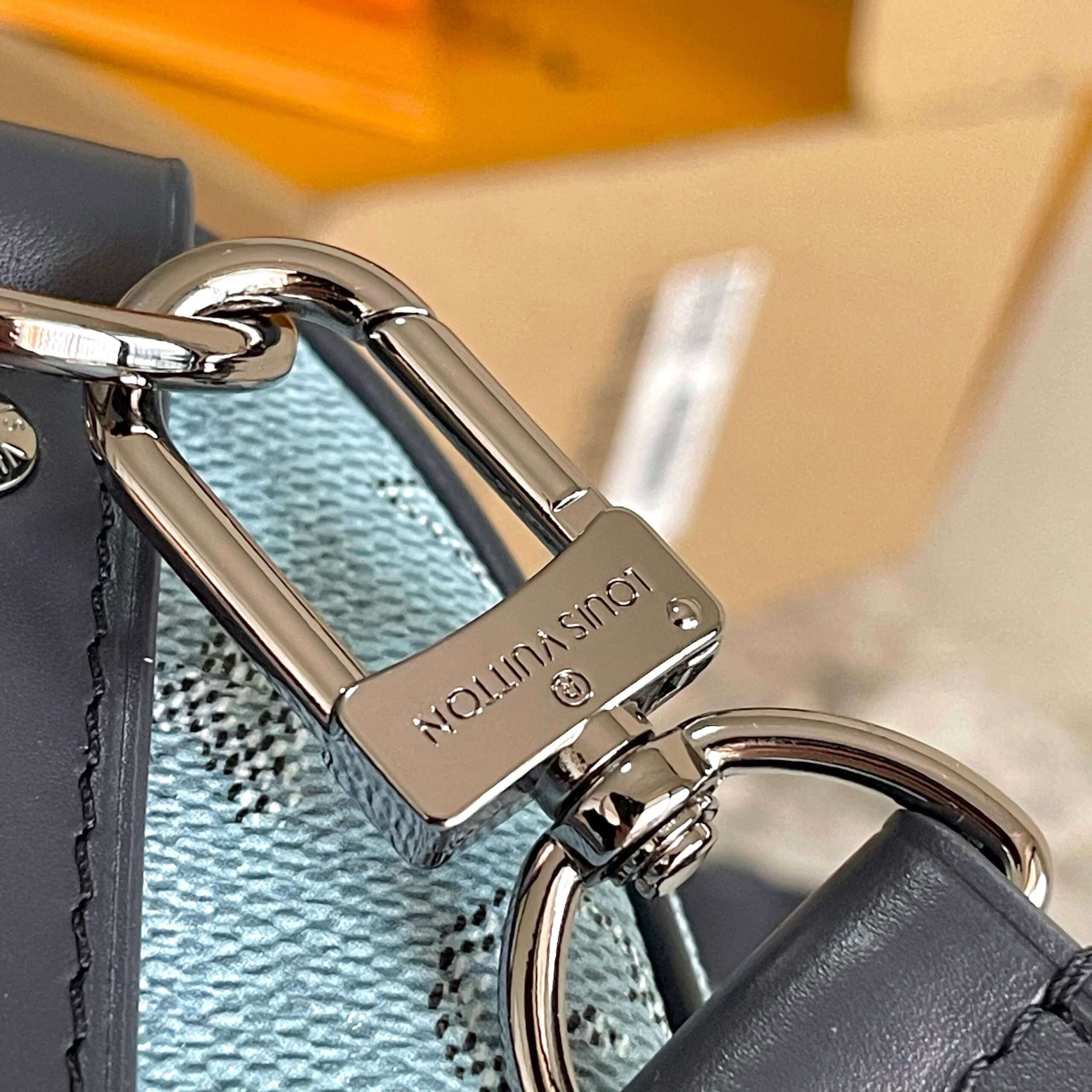Louis Vuitton Keepall Bandoulière 25 Travel Bag in Monogram Surfin Canvas - Image 7