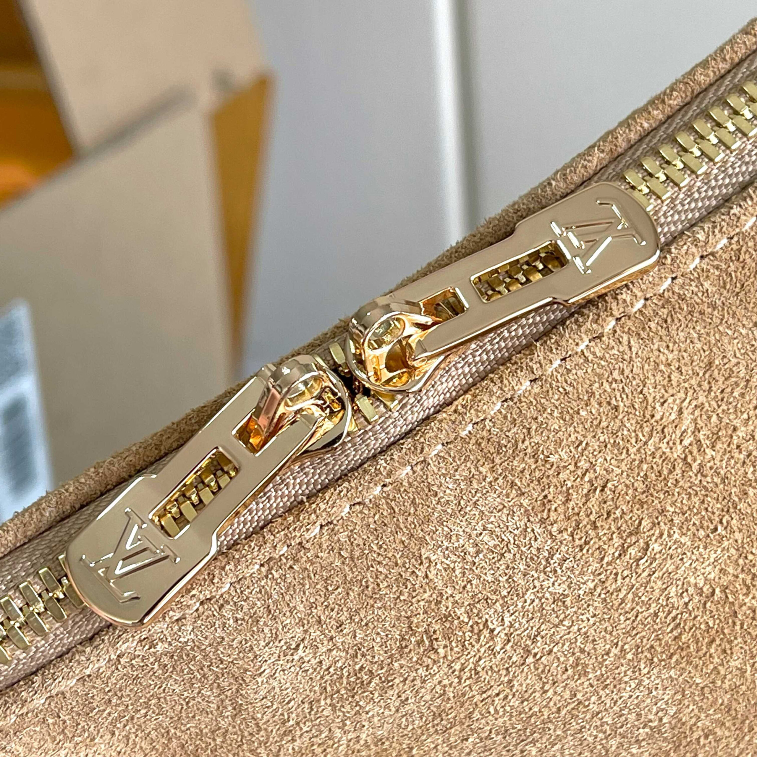 Louis Vuitton Express Medium Crossbody Handbag - Image 7