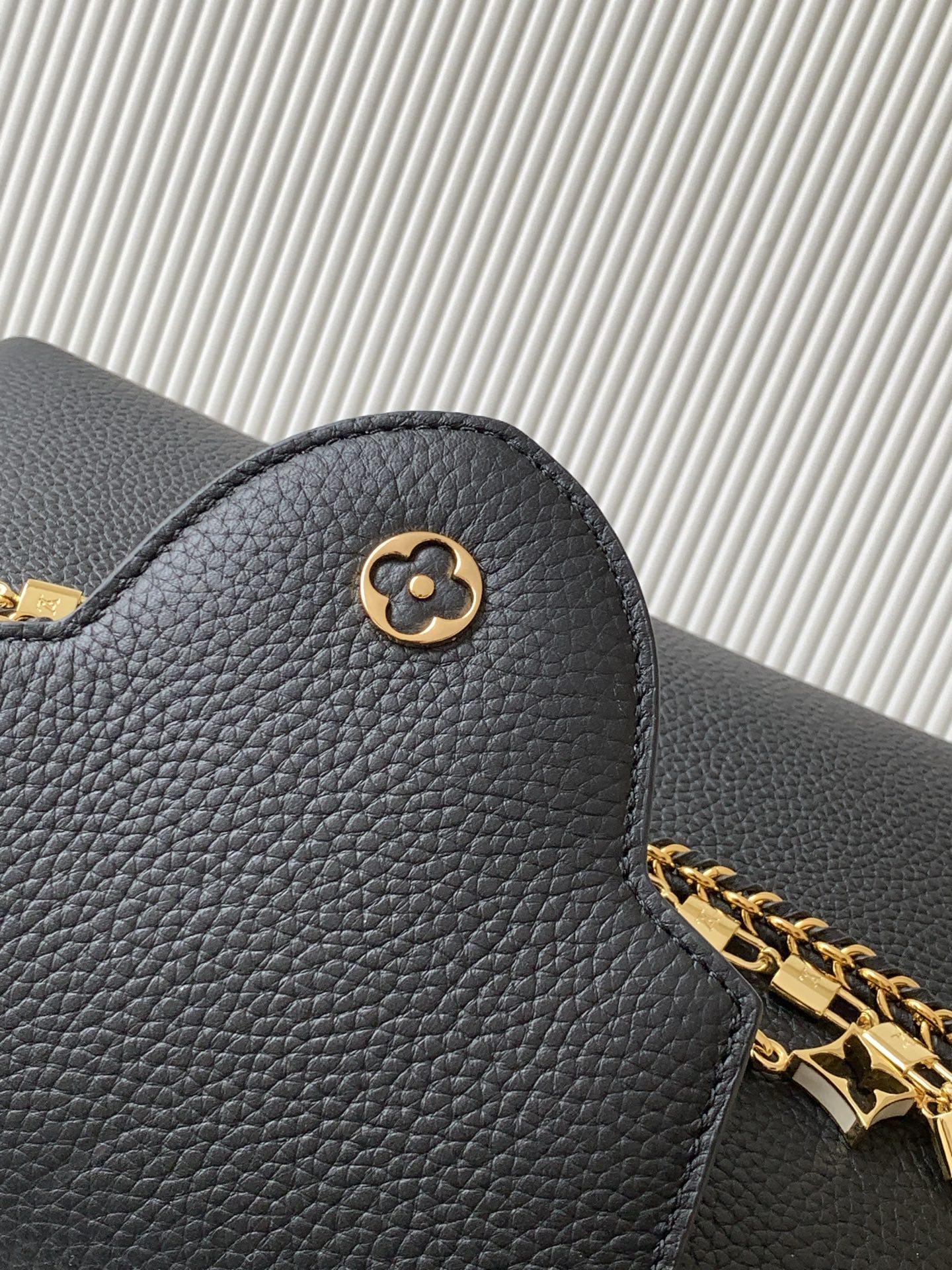 Capucines BB Trilogy Leather Handbag - Image 7