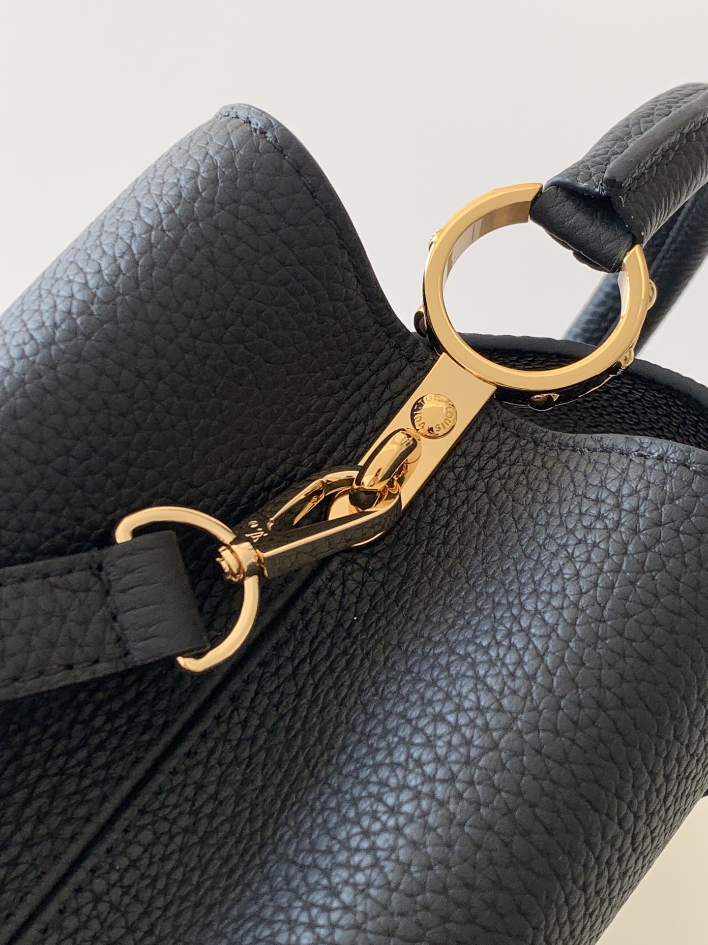 Louis Vuitton Capucines Medium Handbag - Image 7