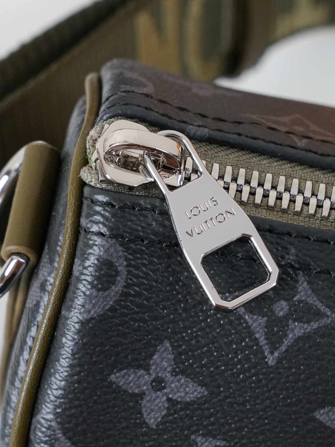 Louis Vuitton Keepall Bandoulière 25 Monogram Eclipse Travel Bag - Image 7