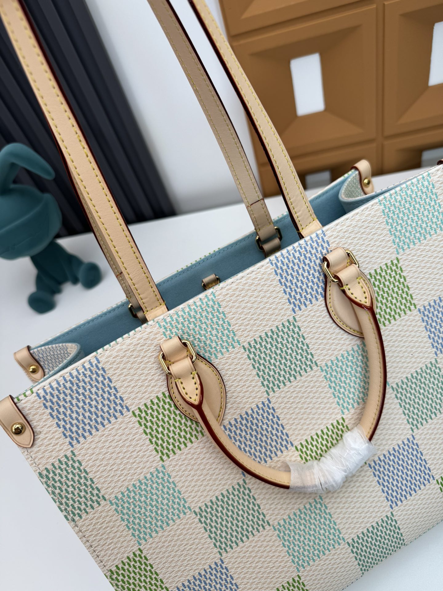 Louis Vuitton OnTheGo Medium Handbag - Image 7