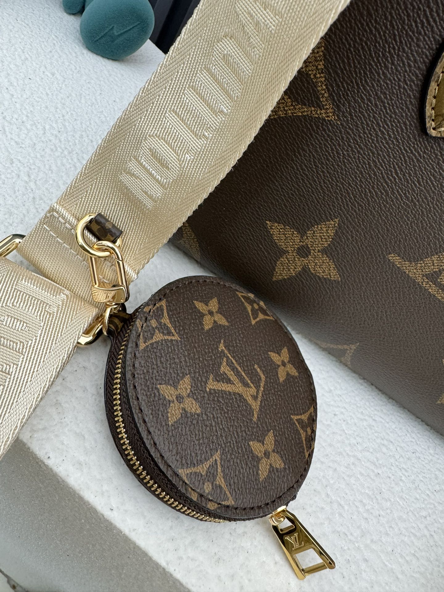 Louis Vuitton OnTheGo Small Tote Bag in Monogram Canvas - Image 7
