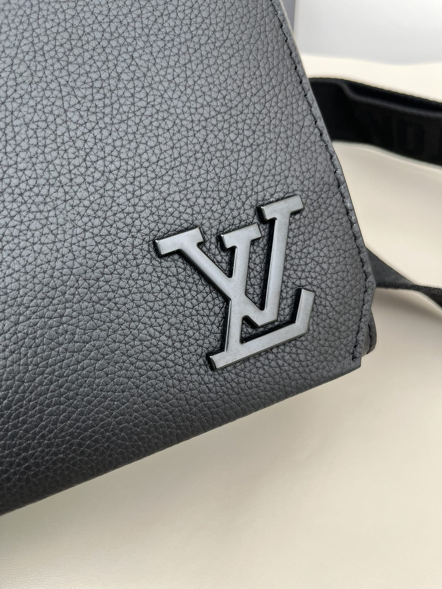 Louis Vuitton Aerogram Messenger Bag M21363 / M57080 - Image 7