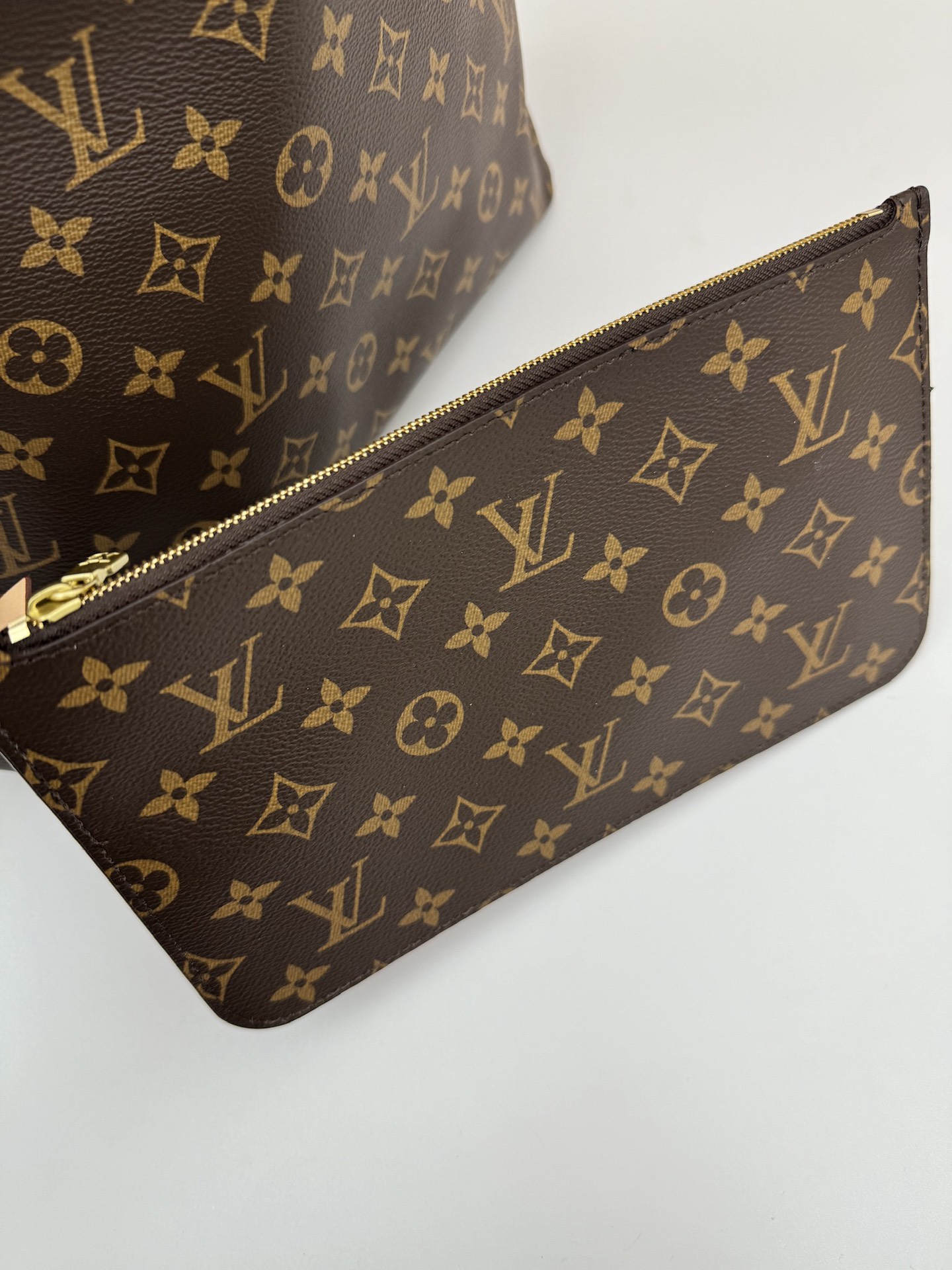 Louis Vuitton Neverfull Medium Shopping Tote with Detachable Zipper Pouch - Image 7