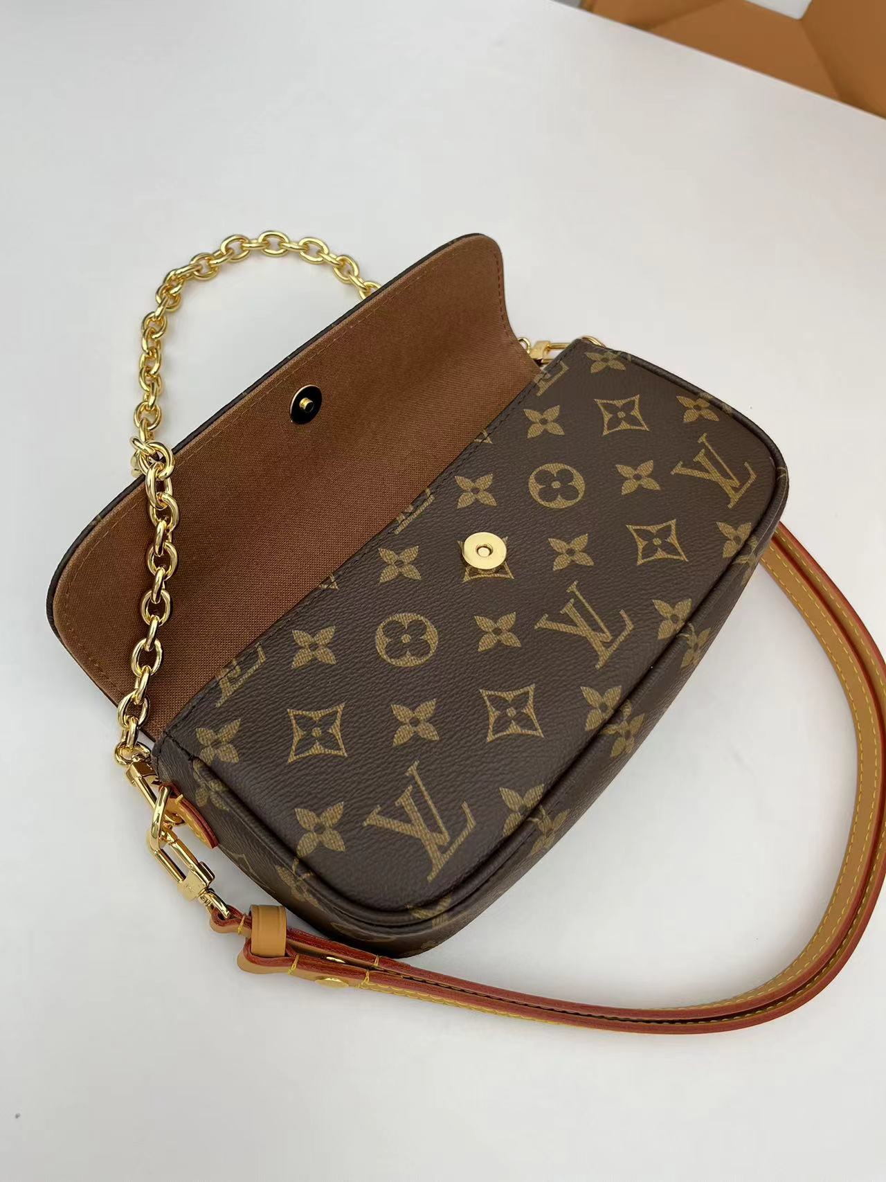 Louis Vuitton Wallet On Chain Ivy in Monogram Canvas - Image 7