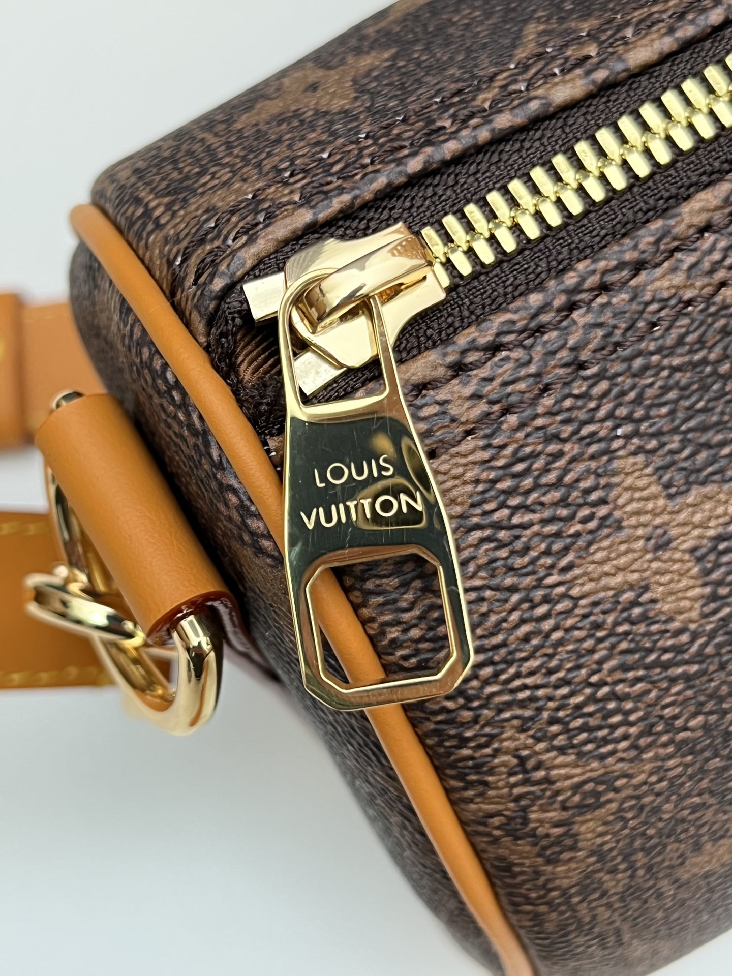 Louis Vuitton Keepall Bandouliere 25 Travel Bag in Monogram Dust Canvas - Image 7