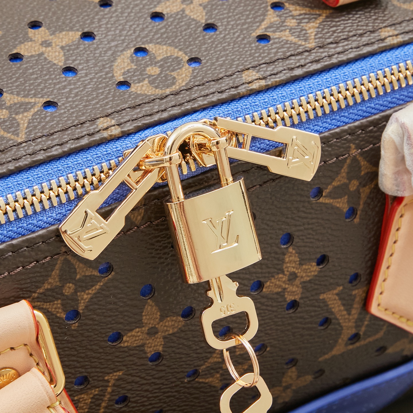 Louis Vuitton Speedy Soft 30 Handbag in Blue Monogram Perfo Canvas - Image 7