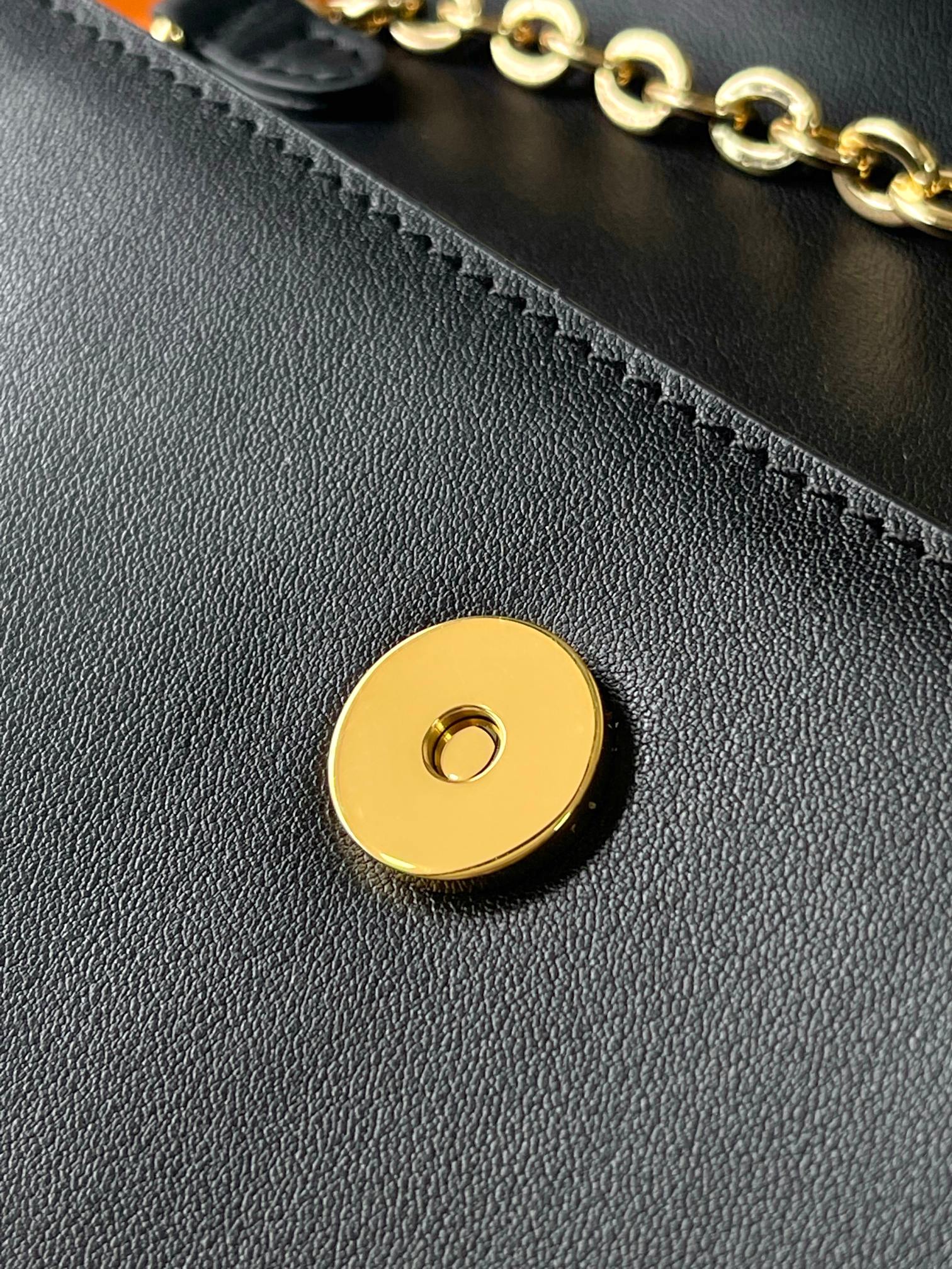 Louis Vuitton LV Bloom Wallet on Chain - Image 7