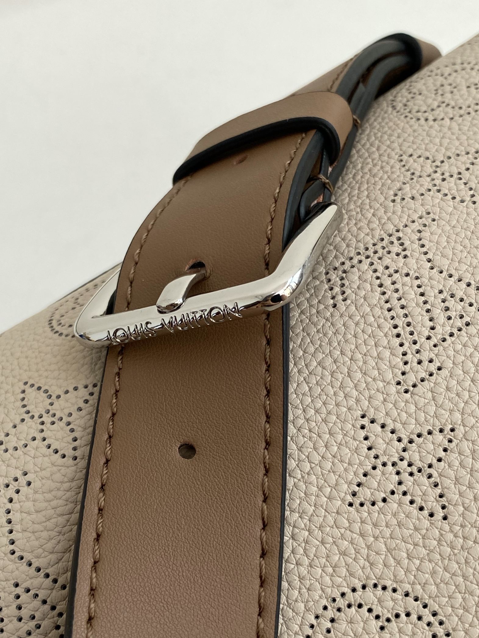 Louis Vuitton Beaubourg Hobo MM - Image 7