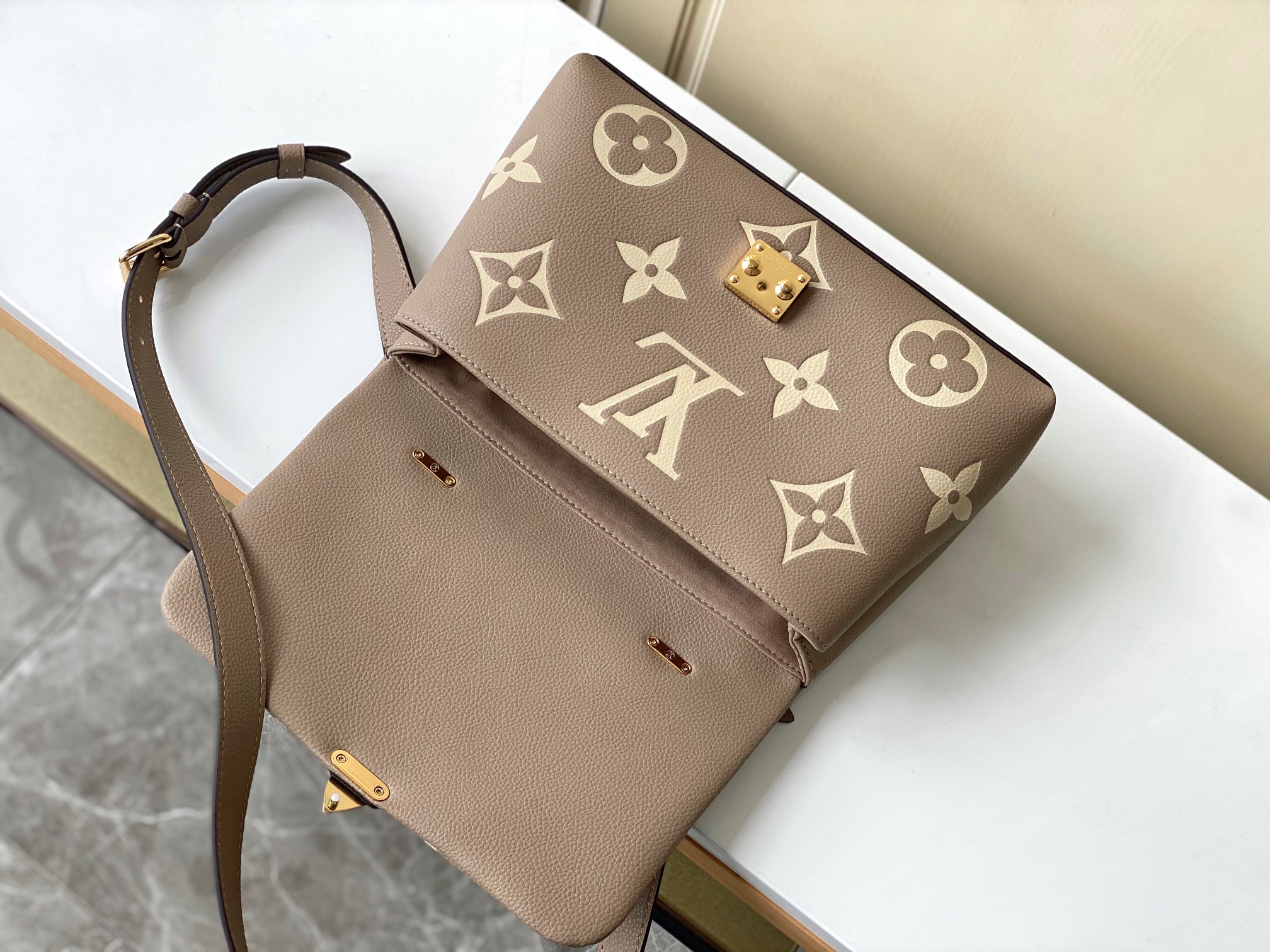 Louis Vuitton Madeleine Medium Handbag - Image 7