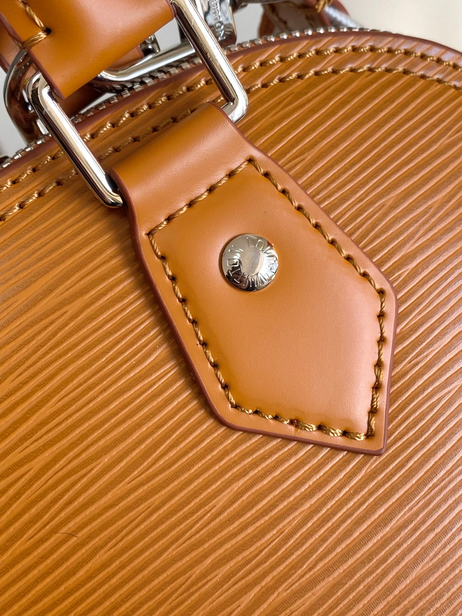 Louis Vuitton Alma BB Epi Leather Handbag - Image 7