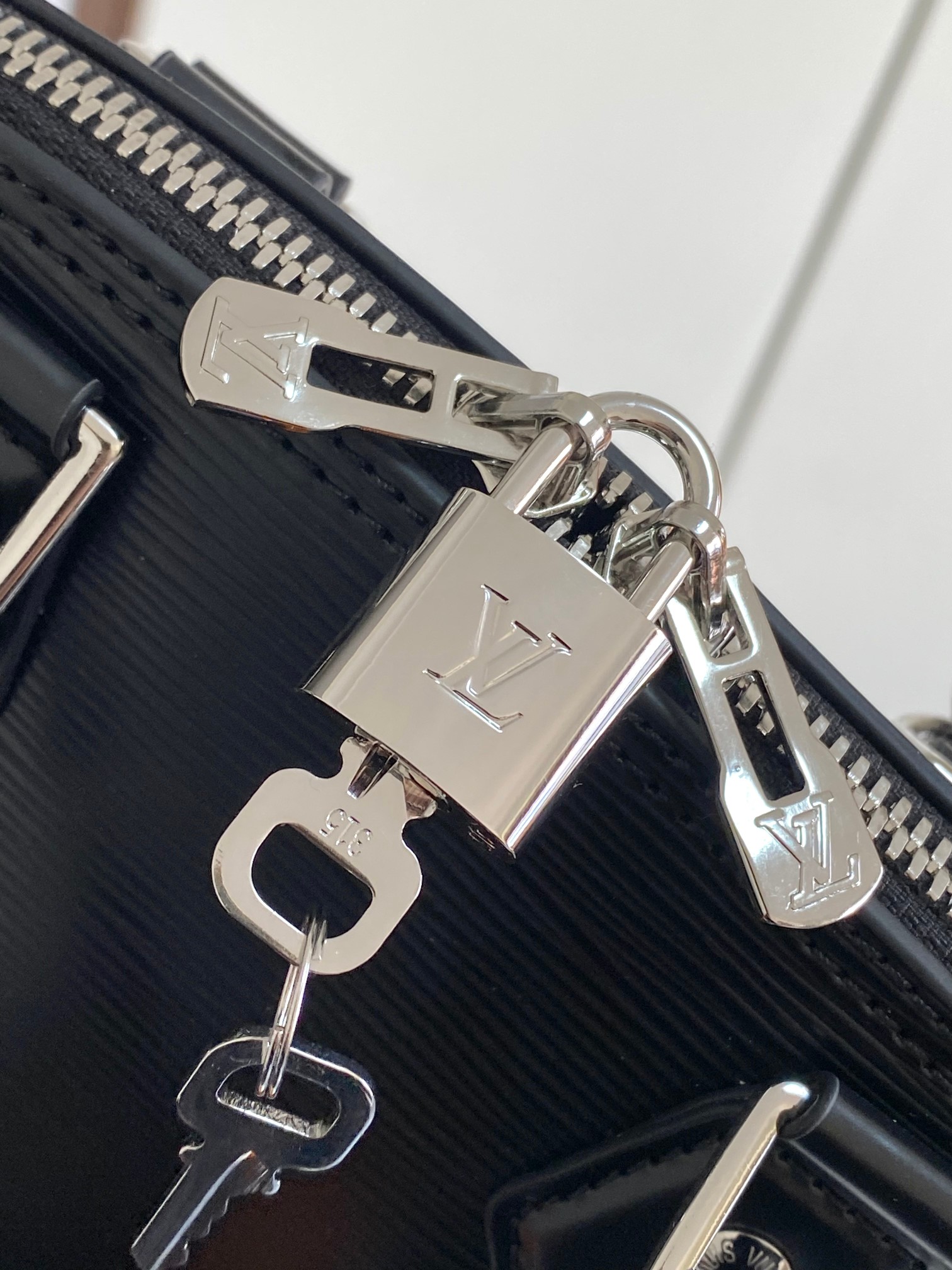 Louis Vuitton Alma BB Epi Leather Handbag - Image 7