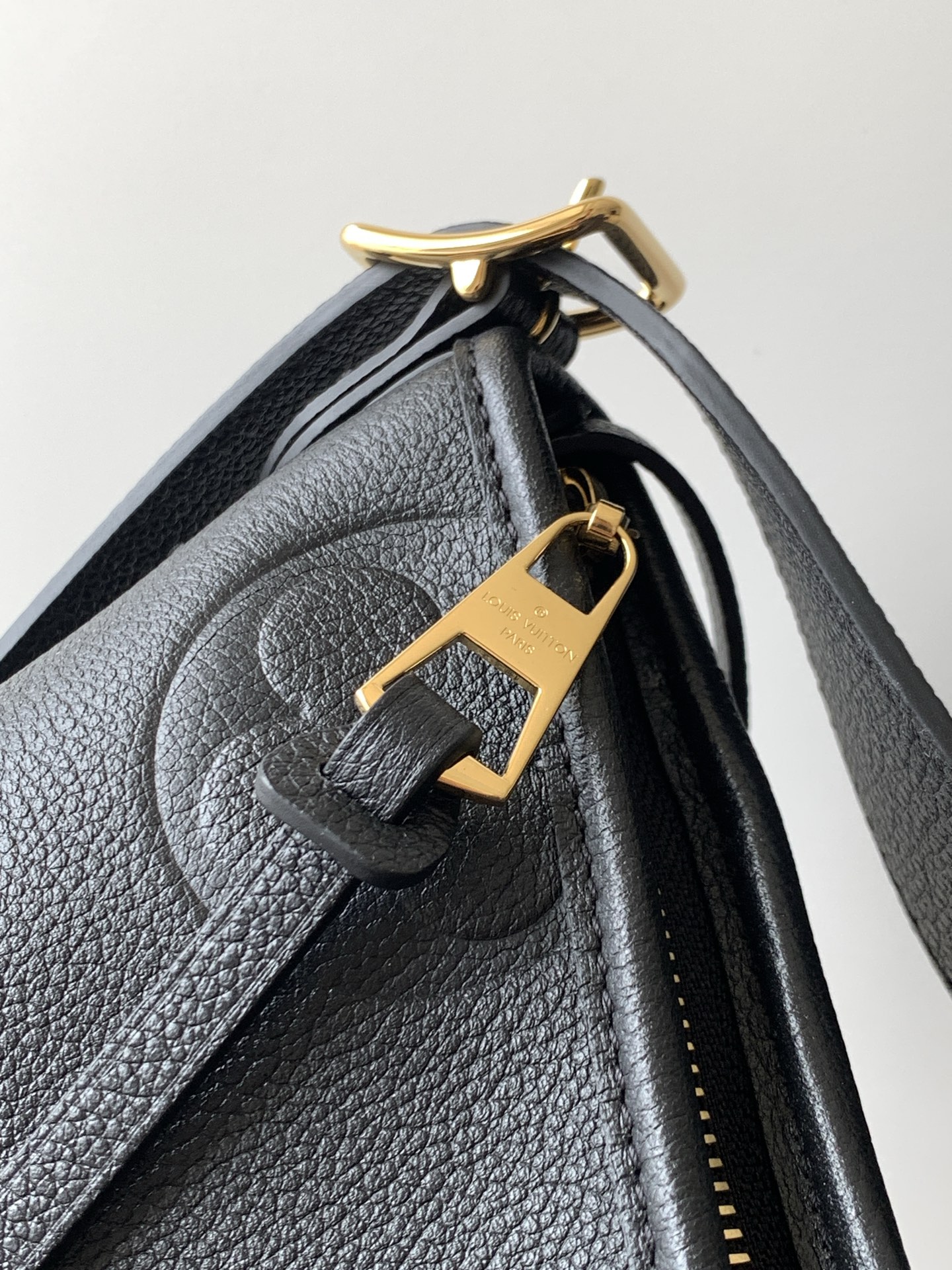 Louis Vuitton CarryAll Small Handbag M46288 in Black Epi Leather - Image 7