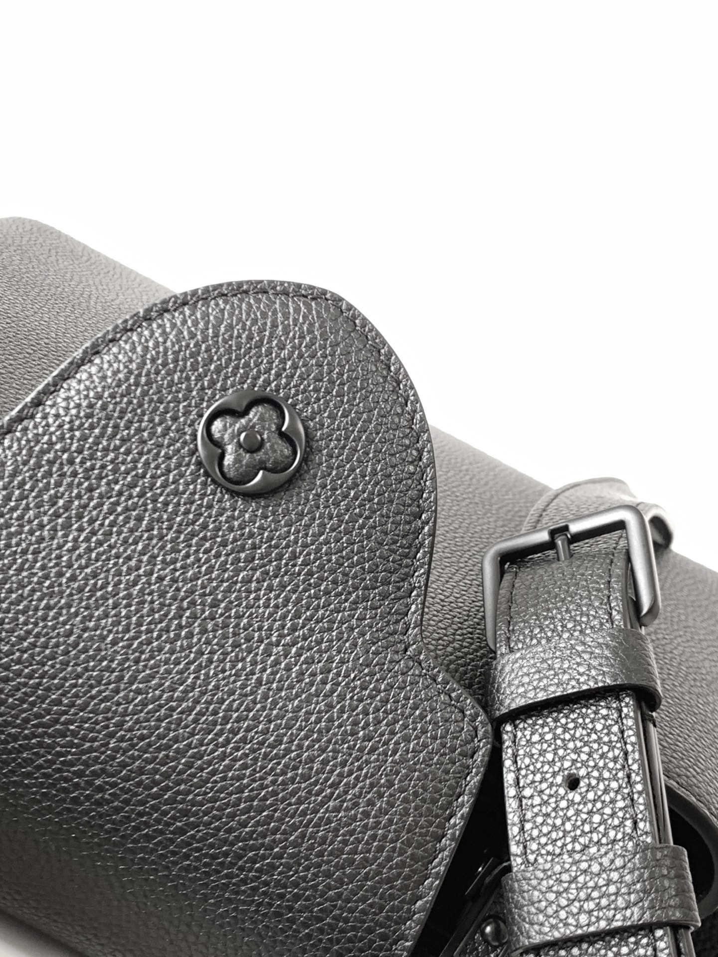 Capucines Medium Leather Handbag - Black - Image 7