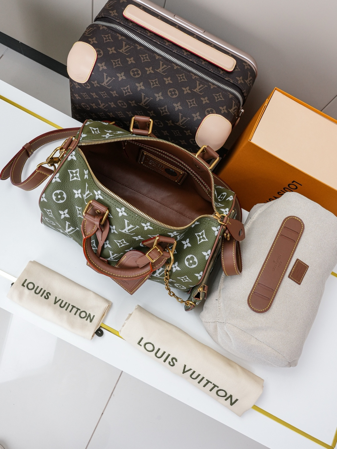 Louis Vuitton Speedy Bandouliere 30 Monogram Leather Handbag - Image 7
