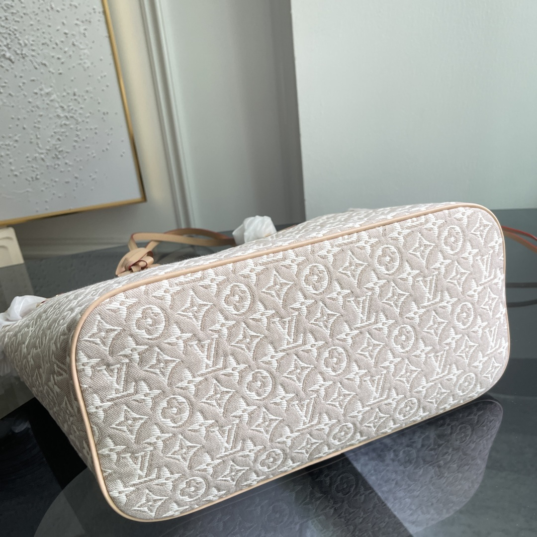Louis Vuitton Neverfull MM Monogram Emblème Tote Bag - Image 7