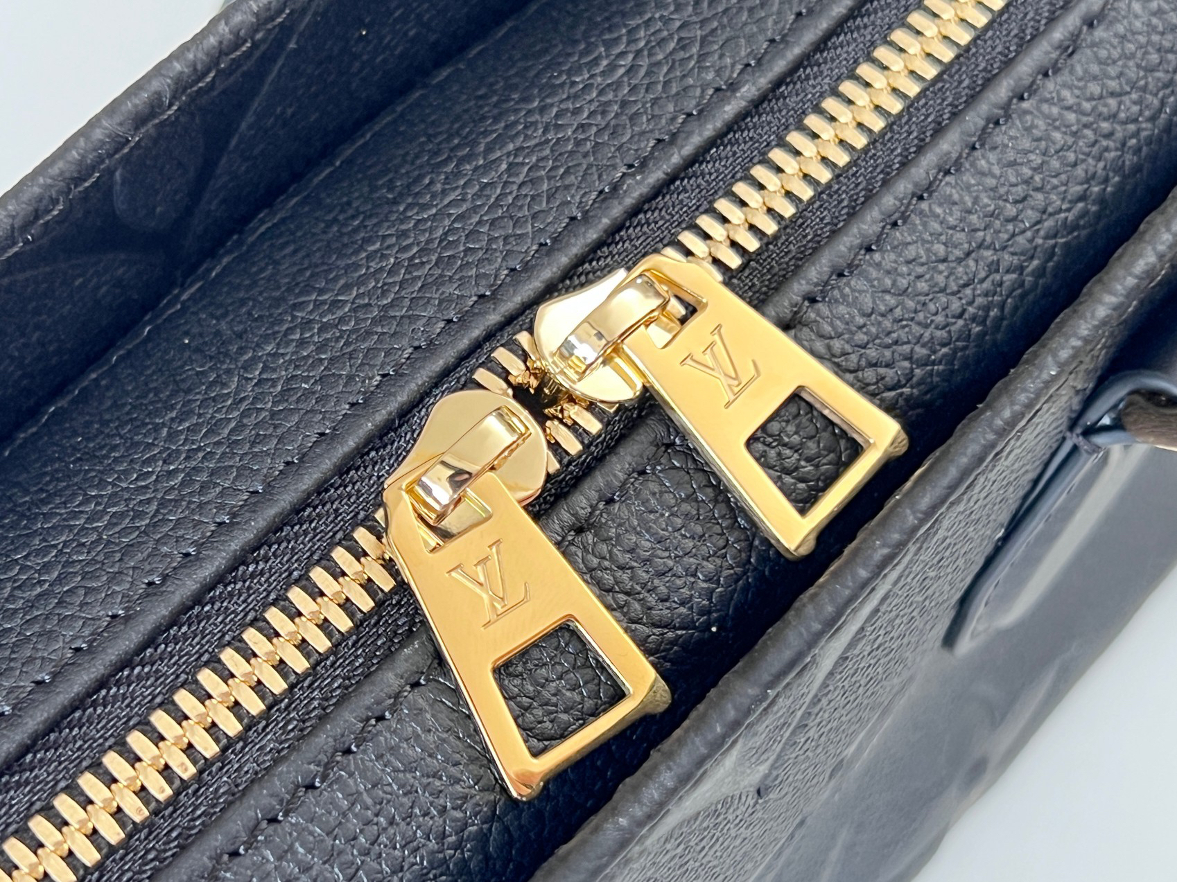 Louis Vuitton OnTheGo East West Tote Bag M23640 Black - Image 7
