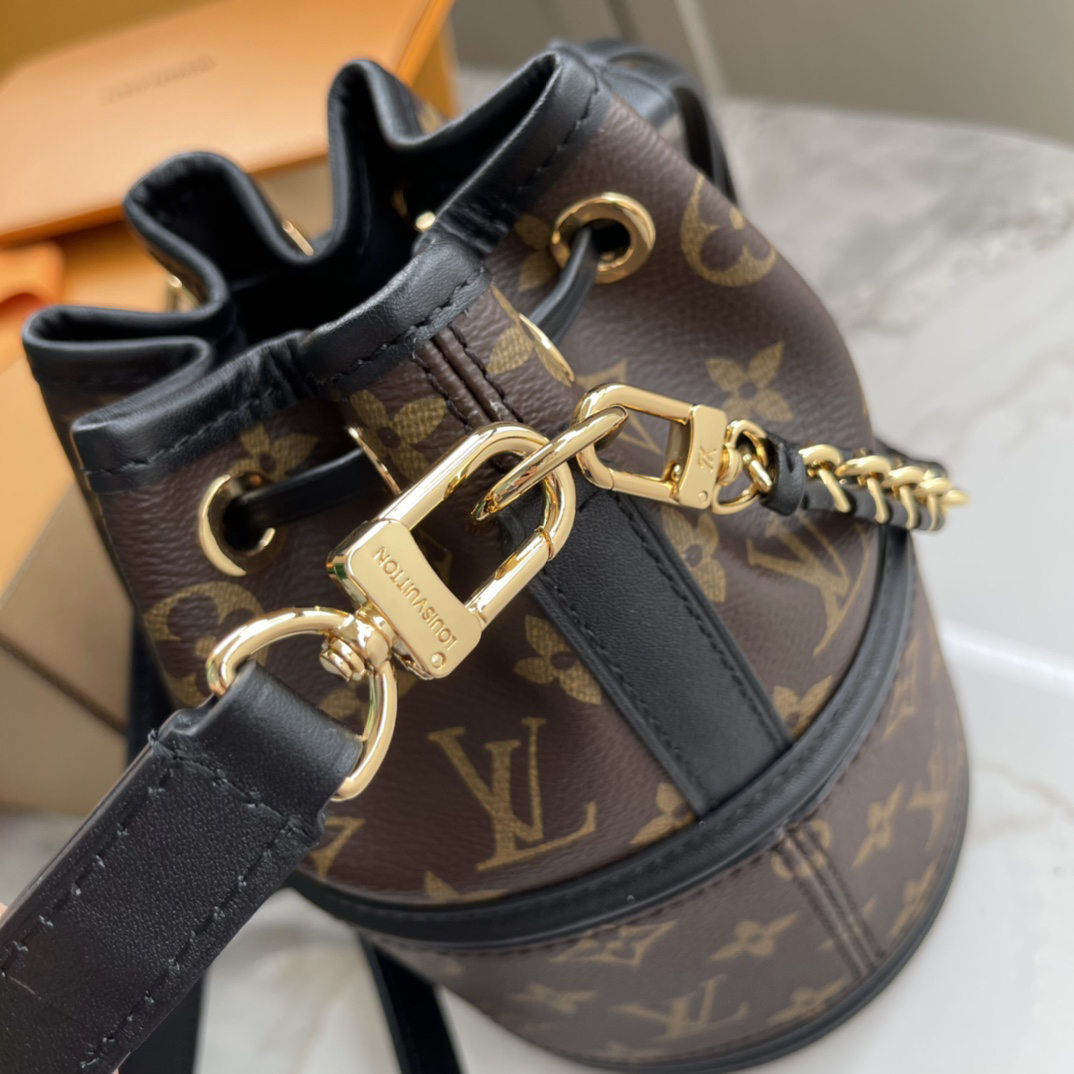 Louis Vuitton Canoé Monogram Leather Crossbody Bag - Image 7