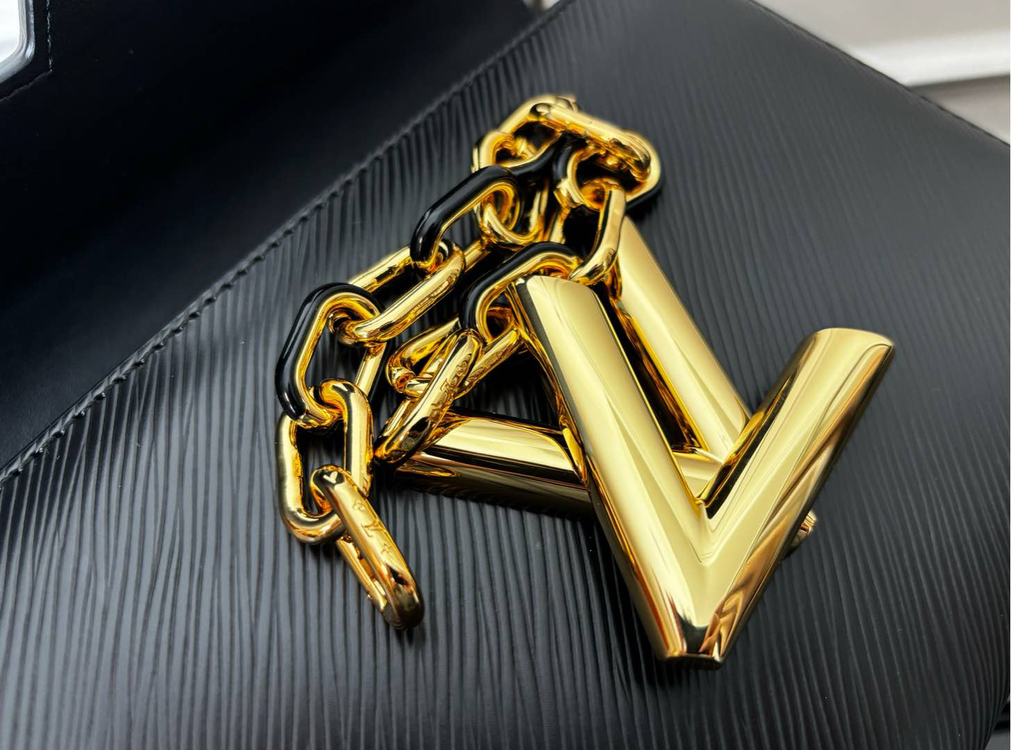Louis Vuitton Twist MM Epi Leather Shoulder Bag - Black - Image 7