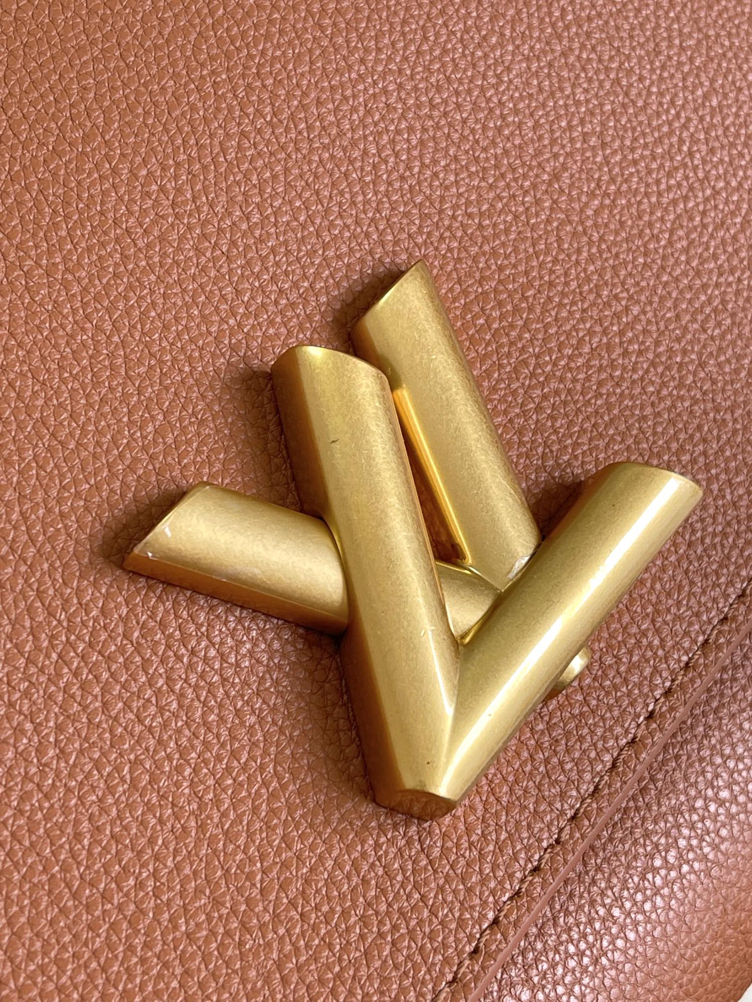 Louis Vuitton Soft Twist Leather Crossbody Bag M24639 - Image 7