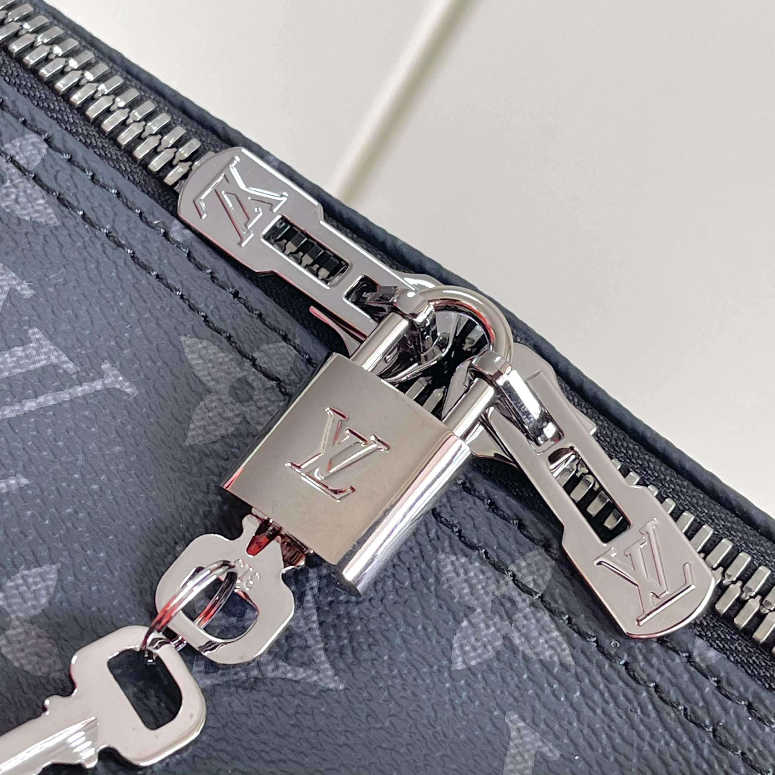Louis Vuitton Keepall Bandoulière 50 Travel Bag in Monogram Eclipse Canvas - Image 7