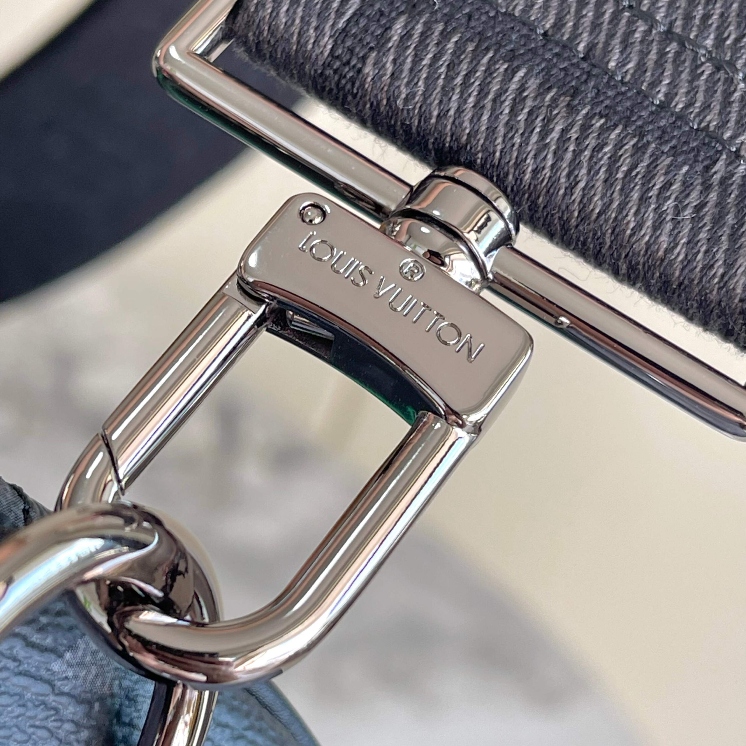 Louis Vuitton Keepall Bandoulière 55 Travel Bag in Monogram Eclipse Canvas - Image 7