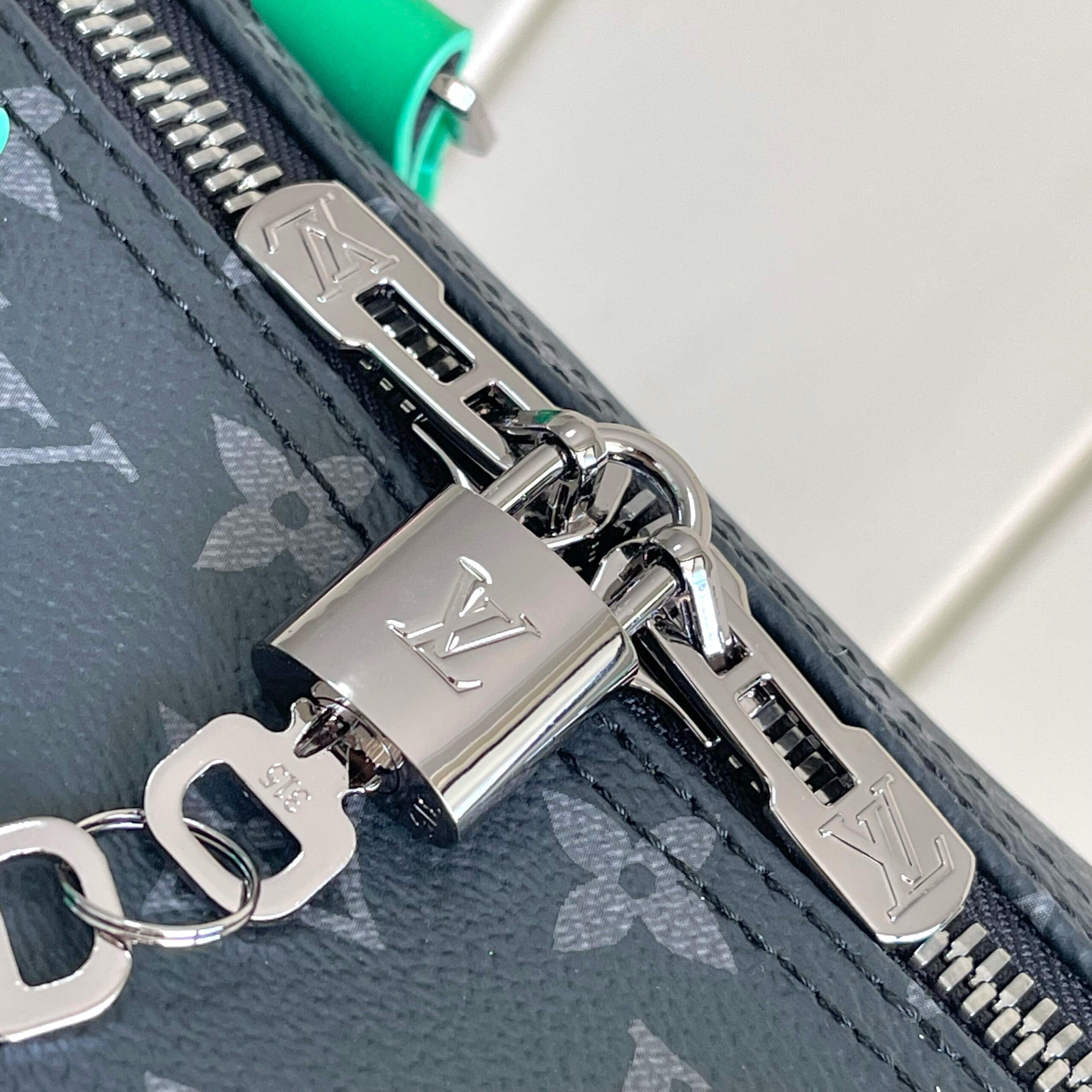Louis Vuitton Keepall Bandoulière 50 Travel Bag in Monogram Eclipse Canvas - Image 7