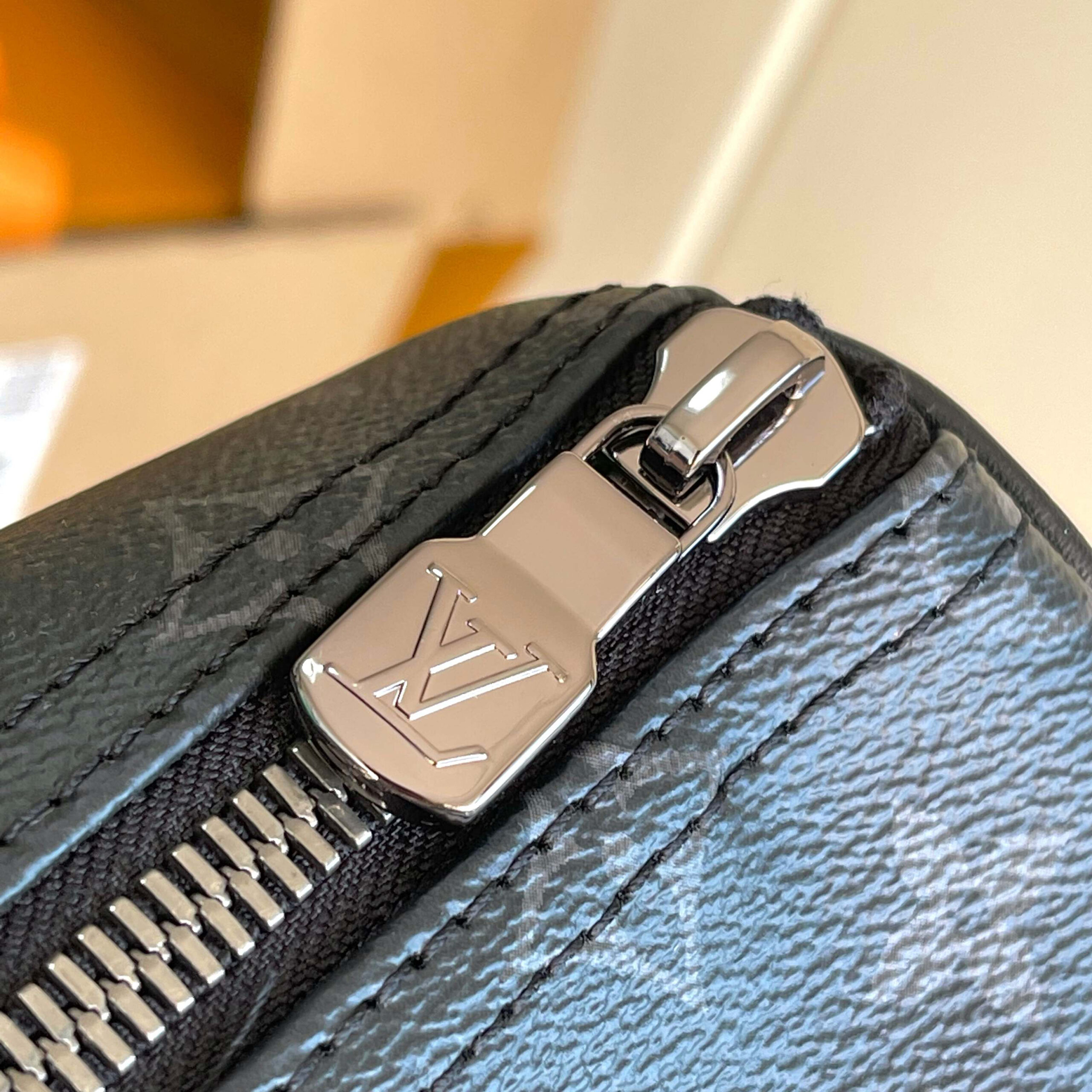 Louis Vuitton Keepall Bandoulière 25 Travel Bag in Monogram Eclipse Canvas - Image 7