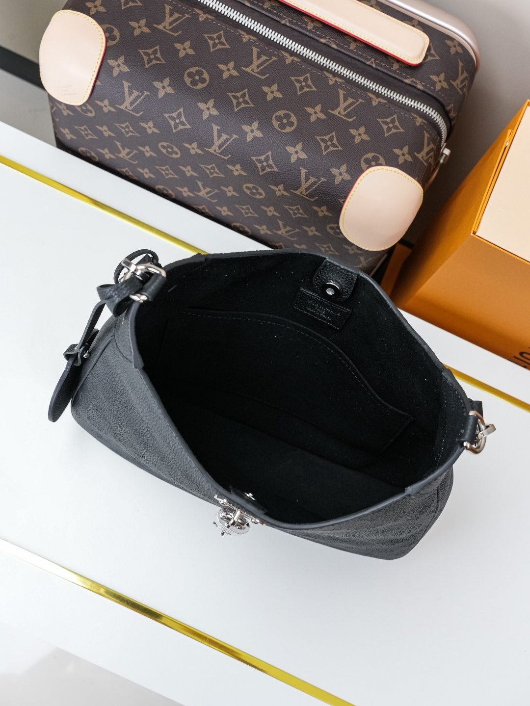 Louis Vuitton All Around Medium Shoulder Bag M14618 - Image 7