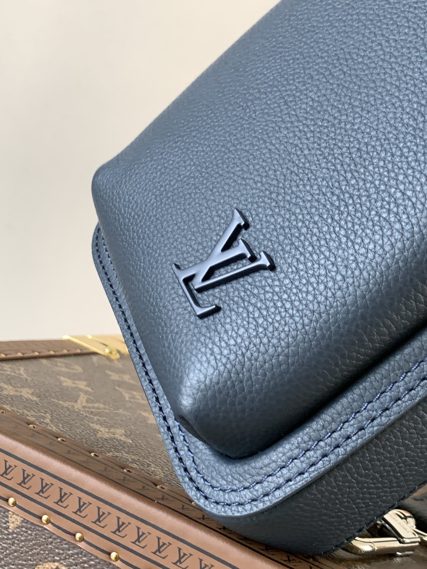 Louis Vuitton Avenue Sling Bag PM in Blue Leather - Image 7