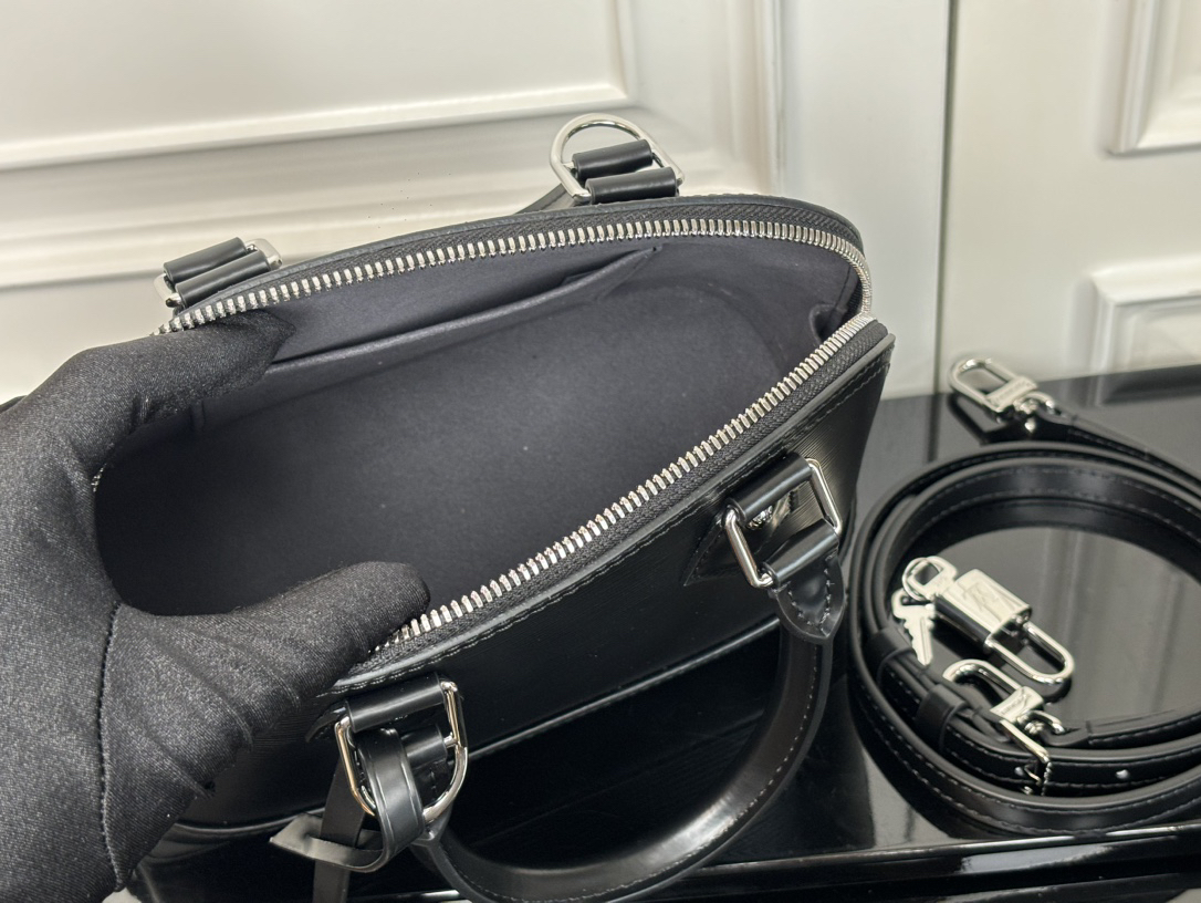 Louis Vuitton Alma BB Epi Leather Crossbody Bag - Image 7