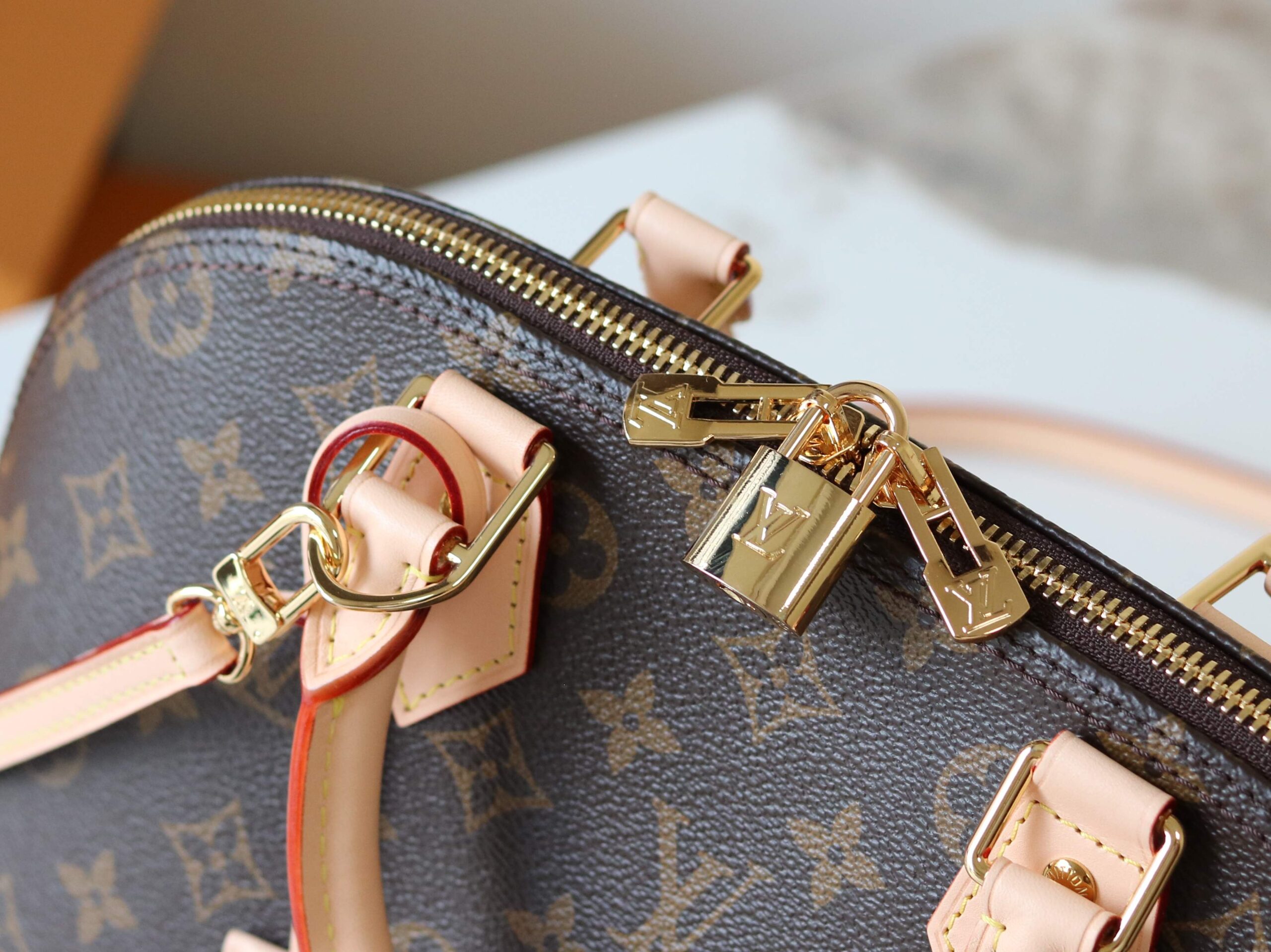 Louis Vuitton Alma Monogram Handbag with Shoulder Strap - Image 7
